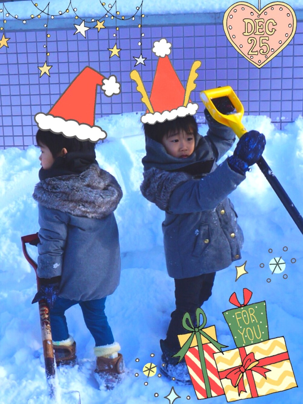 「メリークリスマス、キッズファッション、男の子、3歳、レディース、キッズコーデ、双子、グレー、ファー小物、男の子コーデ」｜「Right-onの【MPS】ダウンジャケット（ダウンジャケット/コート、グレー系）」を使った、mikaさん（キッズ・90cm）の冬コーディネートの1枚目の写真