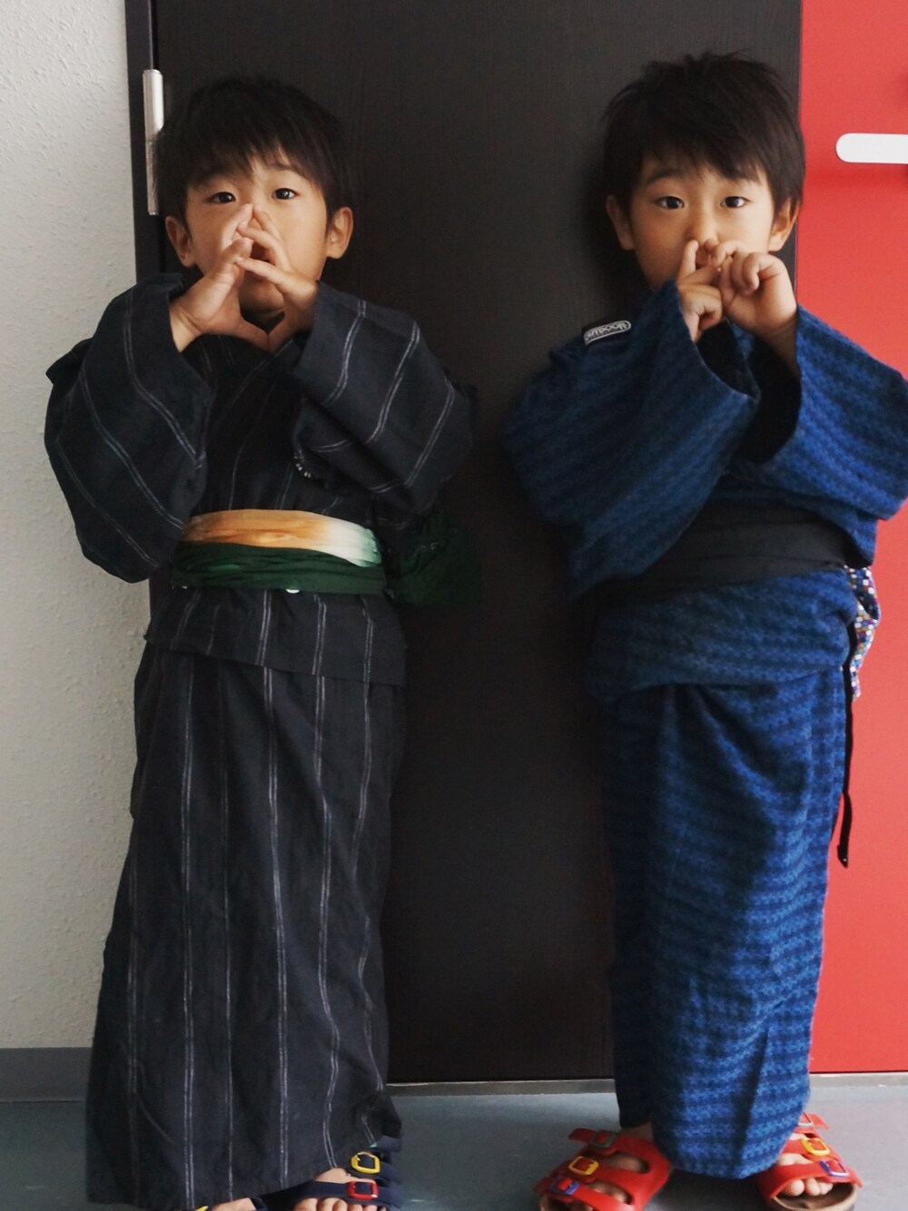 「浴衣、浴衣男子、シンプル、おしゃれ、双子、甚平、男の子、4歳、夏、祭り」｜「BIRKENSTOCKの【15cm～22cmまで対応】【キッズ】NEW YORK/ニューヨーク カラーミックス(KIDS)（サンダル、ブルー系）」を使った、mikaさん（キッズ・90cm）の夏コーディネートの1枚目の写真