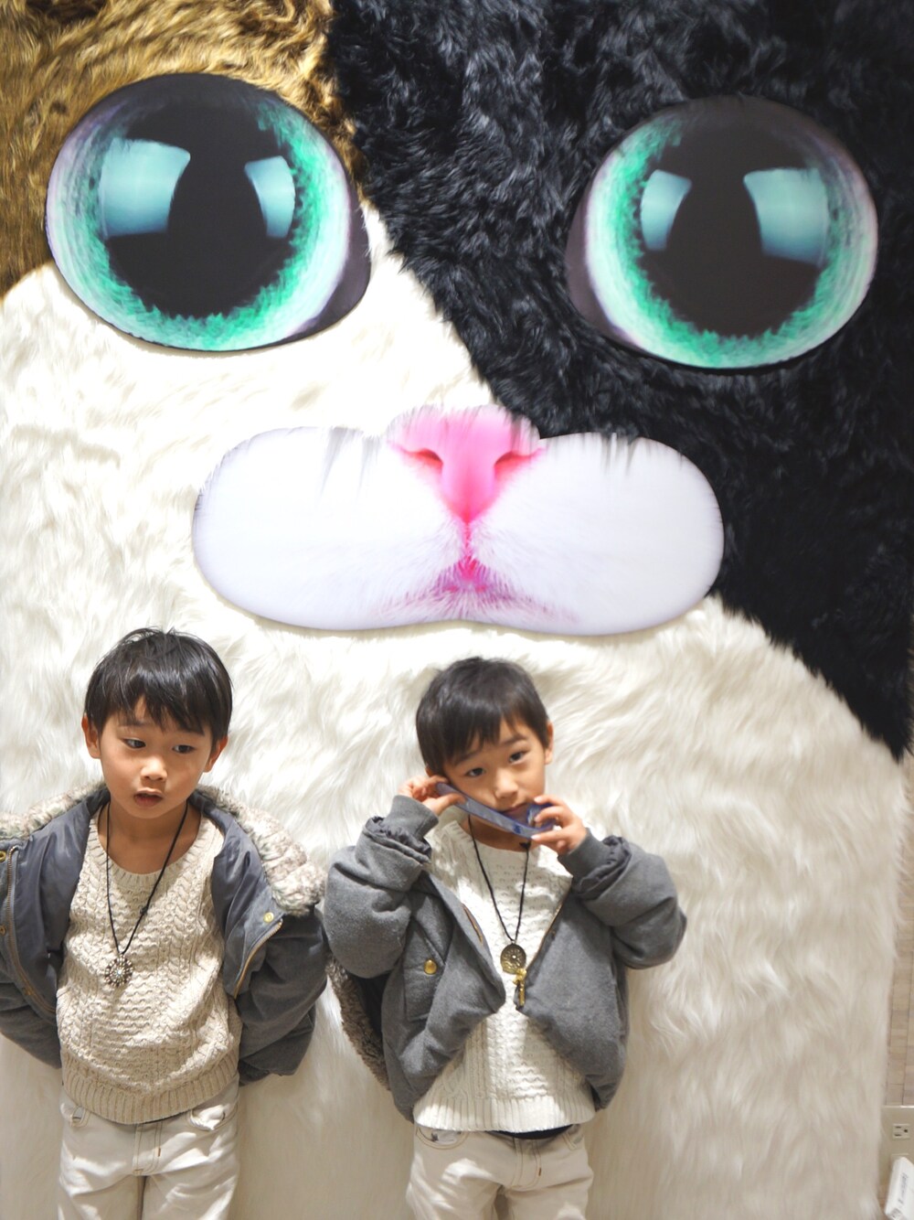「渋谷、猫、ホワイト、白ニット、双子、4歳、シンプル、双子コーデ、プチプラ、ネコ」｜「UNIQLOのMEN コットンカシミヤケーブルクルーネックセーター（長袖）（ニット/セーター、ホワイト系）」を使った、mikaさん（キッズ・90cm）の冬コーディネートの1枚目の写真