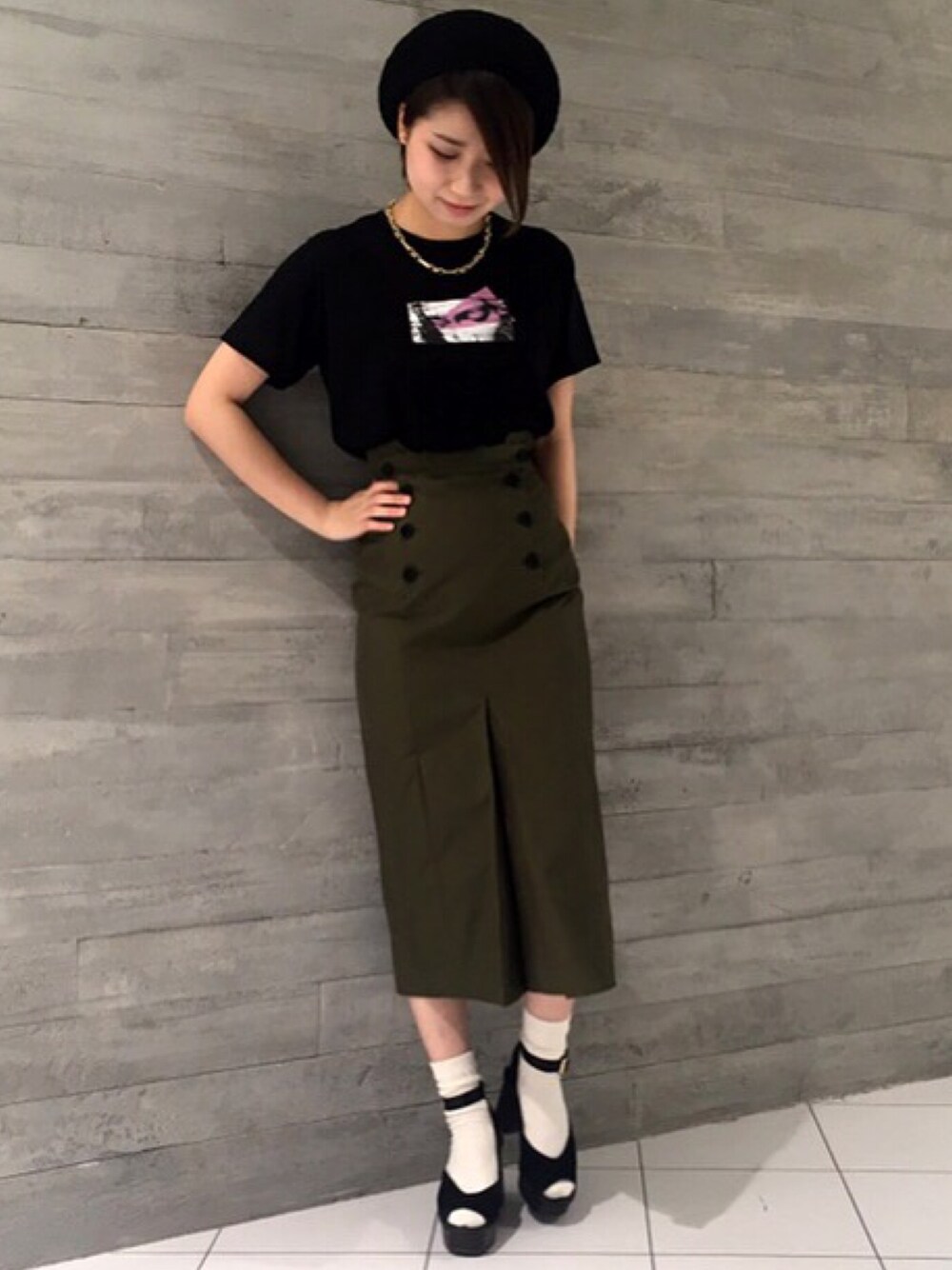 「タイトスカート、ペンシルスカート、カーキ、ブラック、ハレレ、HARE、はるコーデ、広島、サンダル、ソックス」｜「HAREのチャンキーヒールサンダル(HARE)（サンダル、ブラック系）」を使った、gotsuboさん（レディース・160cm）の春コーディネートの1枚目の写真
