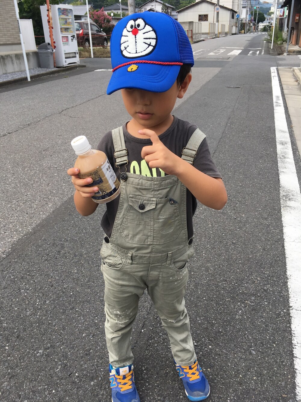 「ドラえもん、オーバーオール、お出かけ、ミルクティー、お祭り」｜「ZARA KIDSのアイテム（サロペット/オーバーオール、ベージュ系）」を使った、89ninさん（キッズ・100cm）の夏コーディネートの1枚目の写真