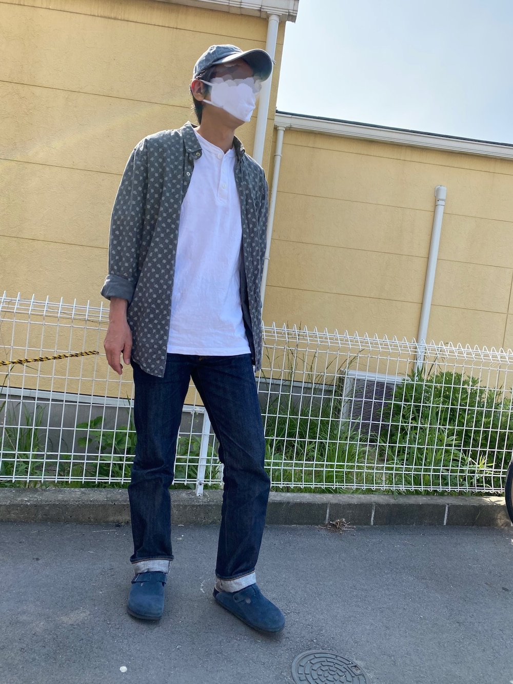 「春コーデ、40代男性、ビラボン(BILLABONG)、ヘンリーネックＴシャツ、ビルケンシュトック、柄シャツ、LVC」｜「United Athleのアイテム（Tシャツ/カットソー、ホワイト系）」を使った、osamu76さん（メンズ・174cm）の春コーディネートの1枚目の写真