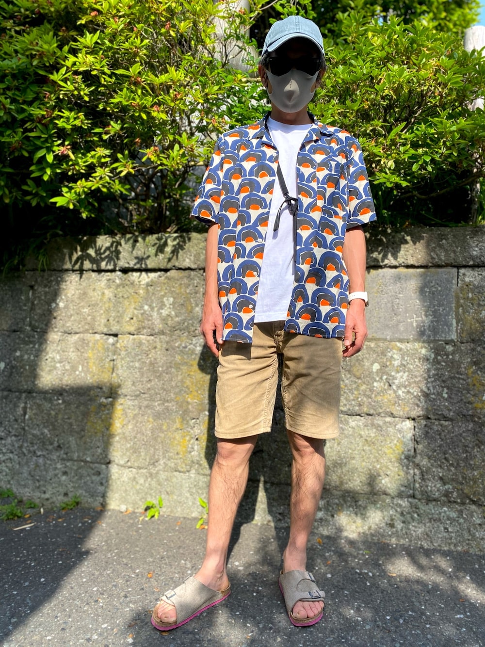 「春夏コーデ、ビルケンシュトック、ZARA MAN、リーバイス、コーデュロイショーツ、おじコーデ、40代、レイバンサングラス」｜「BIRKENSTOCKのアイテム（サンダル、ベージュ系）」を使った、osamu76さん（メンズ・174cm）の春コーディネートの1枚目の写真