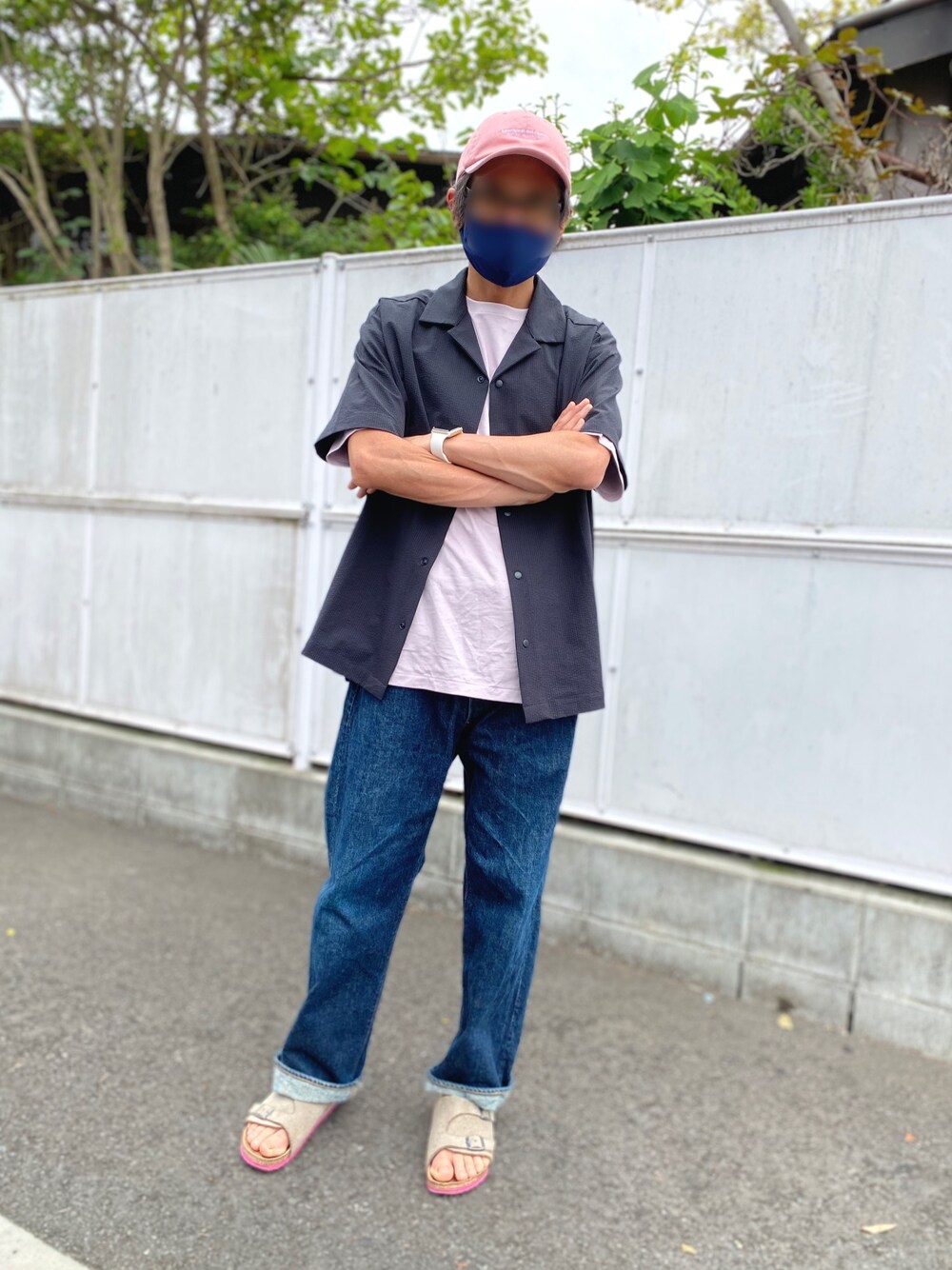 「40代、おじコーデ、プチブラ、ワークマンプラス、ビルケンシュトック、ピンクコーデ」｜「UNIQLOのアイテム（Tシャツ/カットソー、ピンク系）」を使った、osamu76さん（メンズ・174cm）の春コーディネートの1枚目の写真