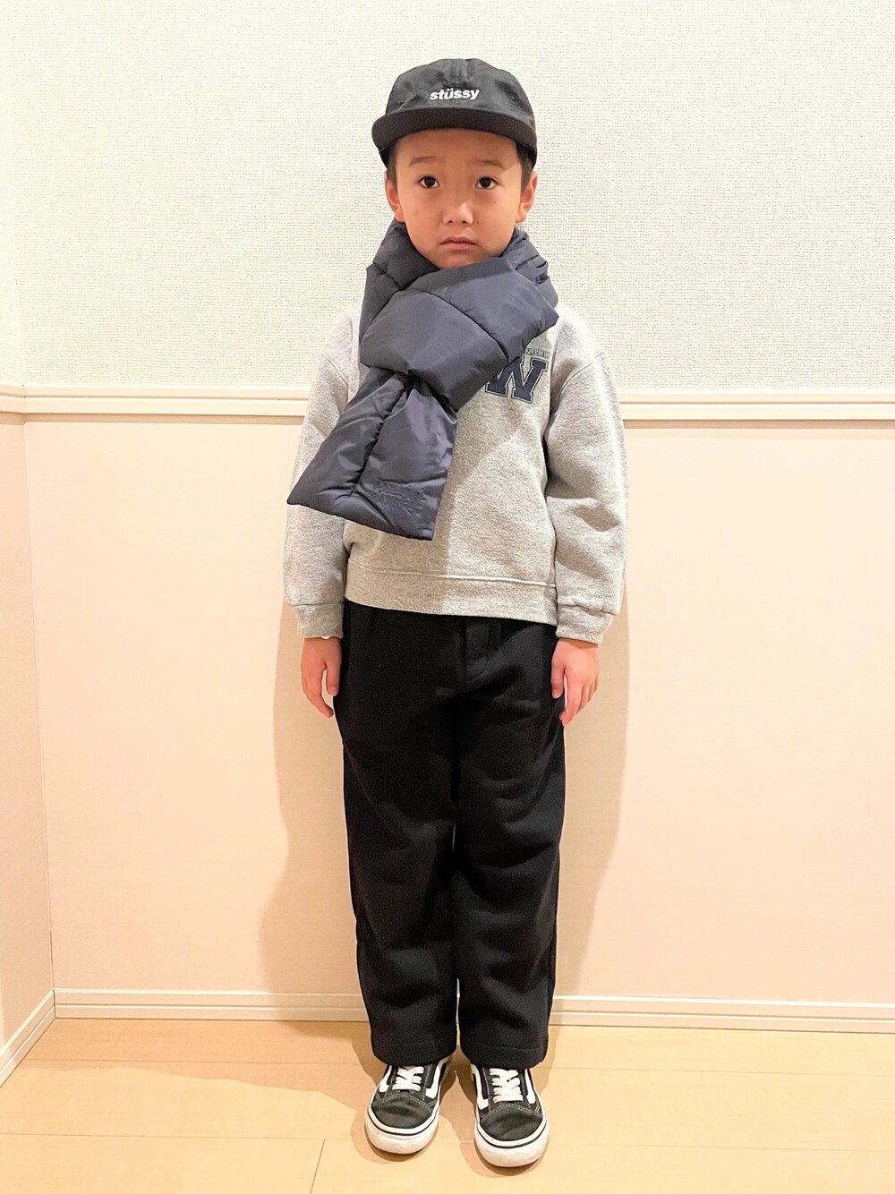 「年末WEAR感謝祭、キャップ、ダウンマフラー、スウェットパンツ、ワイドパンツ、ストリート、ストリートMIX」｜「PAPAPAPARKのPARK 中綿マフラー（マフラー、ブルー系）」を使った、ayatakeさん（キッズ・120cm）の冬コーディネートの1枚目の写真
