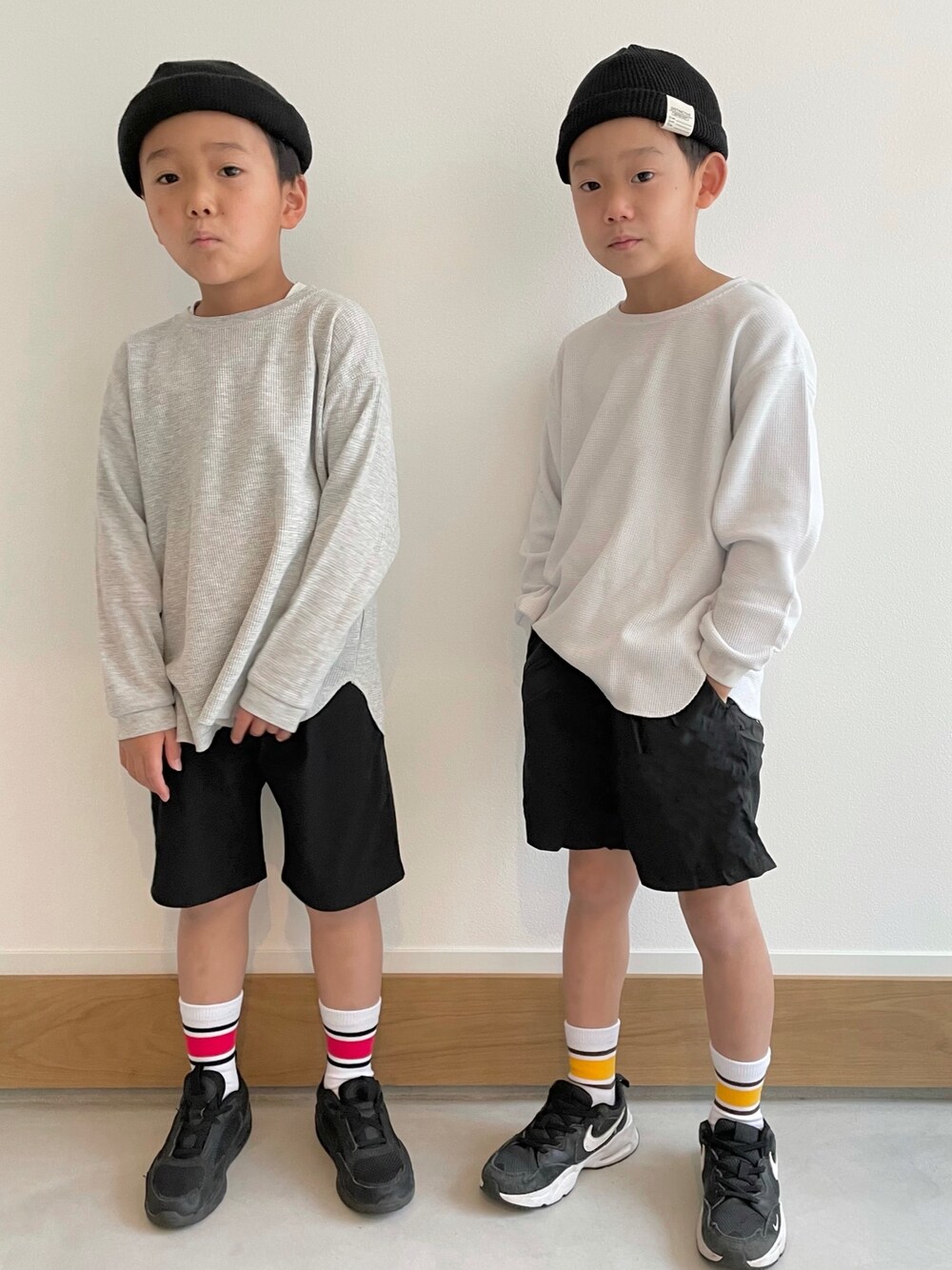 ブラック系のその他パンツ、ブラック系のその他パンツ、イエロー系のソックス/靴下を着用したキッズの春コーディネートの1枚目の写真