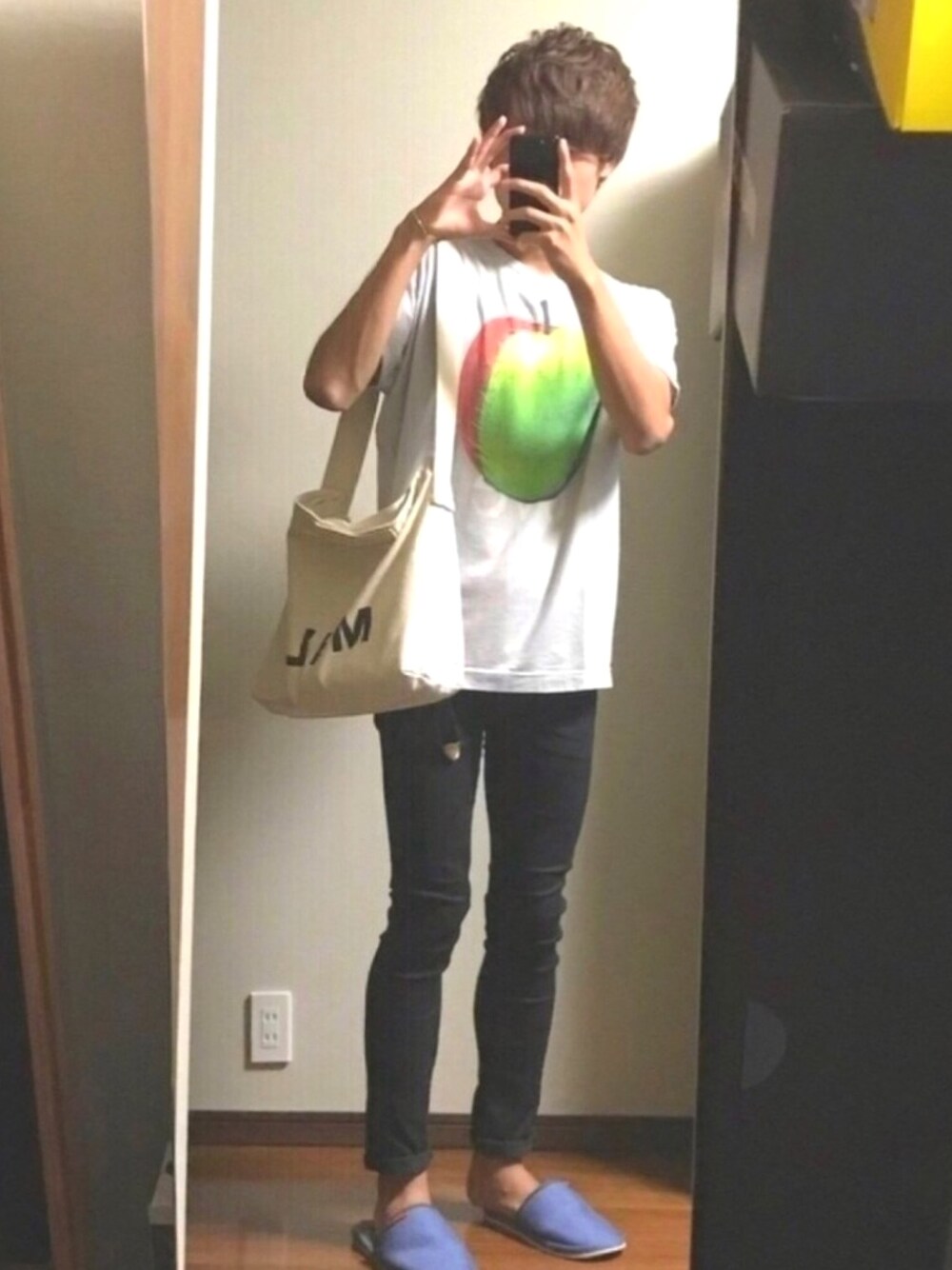 ベージュ系のTシャツ/カットソーを着用したメンズの秋コーディネートの1枚目の写真