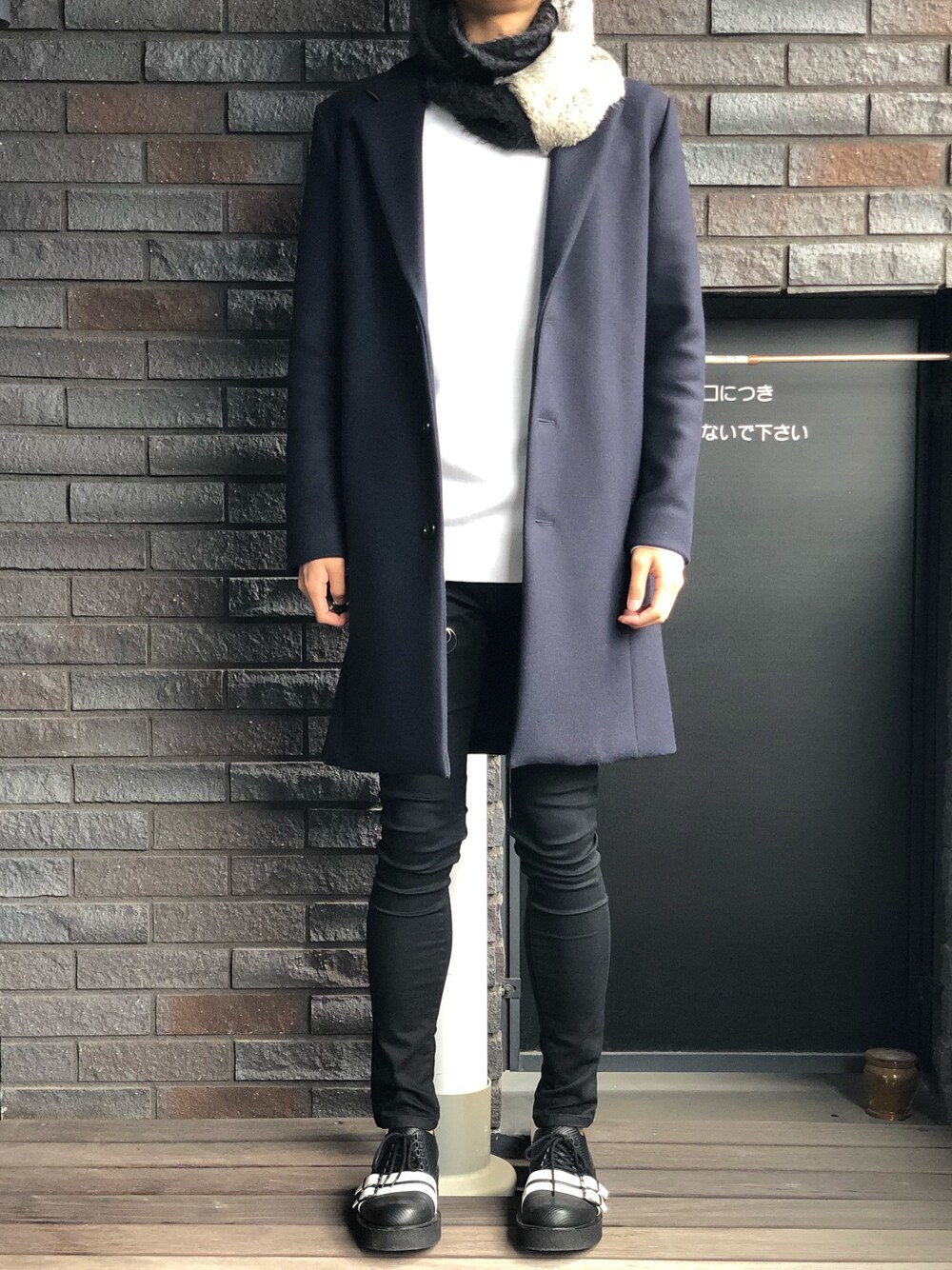 「SHAREEF、SHAREEFsick、STUDIOUS、チェスターコート、白ニット」｜「SHAREEFの【SHAREEF×STUDIOUS】RABBIT FUR SNOOD（ストール/ショール、ブラック系）」を使った、SENA☆さん（メンズ・179cm）の冬コーディネートの1枚目の写真