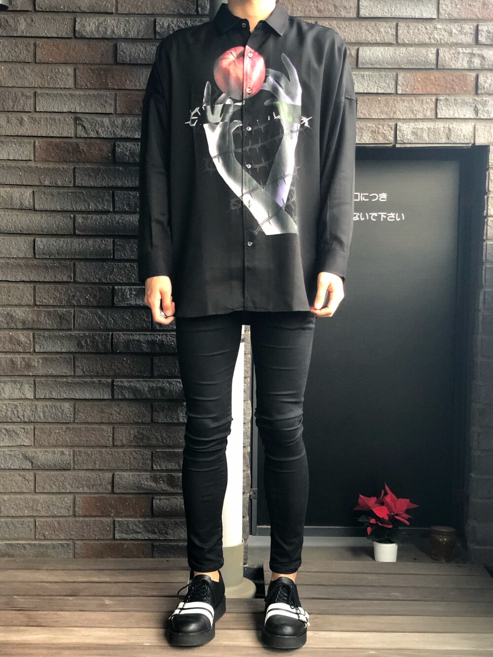 「SHAREEF、SHAREEFsick」｜「SHAREEFの"APPLE" L/S BIG SHIRTS（シャツ/ブラウス、ブラック系）」を使った、SENA☆さん（メンズ・179cm）の冬コーディネートの1枚目の写真