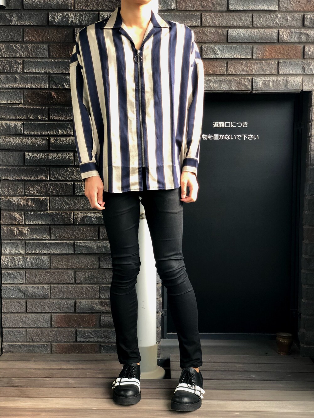 「SHAREEF、SHAREEFsick、STUDIOUS、黒スキニー」｜「SHAREEFのリングジップオープンカラーシャツブルゾン（シャツ/ブラウス、グレー系）」を使った、SENA☆さん（メンズ・179cm）の冬コーディネートの1枚目の写真