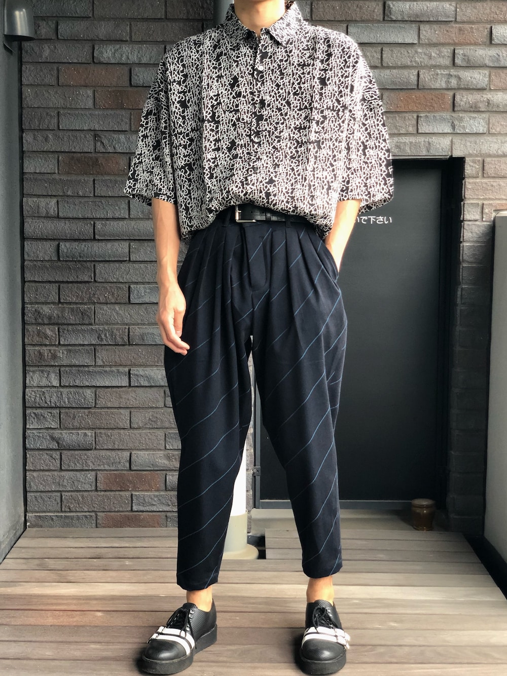 「SHAREEF」｜「SHAREEFのLETTERING PATTERN S/S SHIRTS（シャツ/ブラウス、ブラック系）」を使った、SENA☆さん（メンズ・179cm）の春コーディネートの1枚目の写真