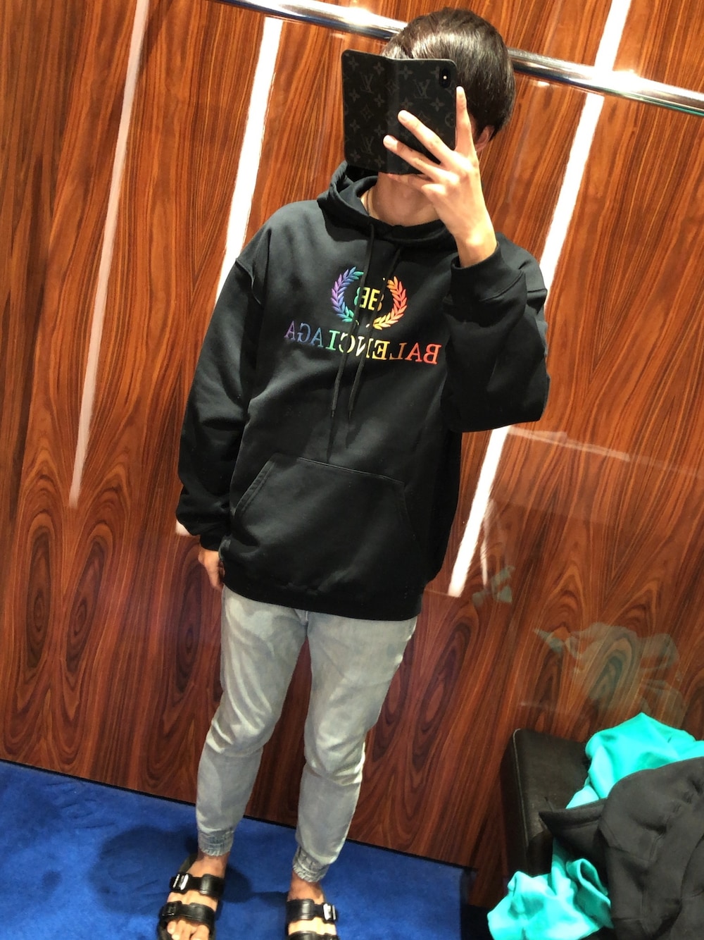 「バレンシアガ」｜「BALENCIAGAのアイテム（パーカー、ブラック系）」を使った、SENA☆さん（メンズ・179cm）の夏コーディネートの1枚目の写真