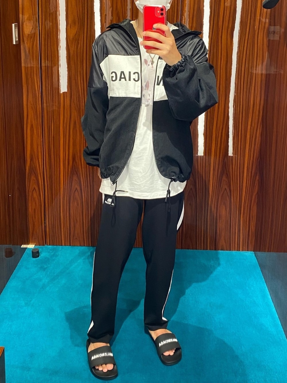 「BALENCIAGAのアイテム（デニムジャケット、ブラック系）」を使った、SENA☆さん（メンズ・179cm）の秋コーディネートの1枚目の写真
