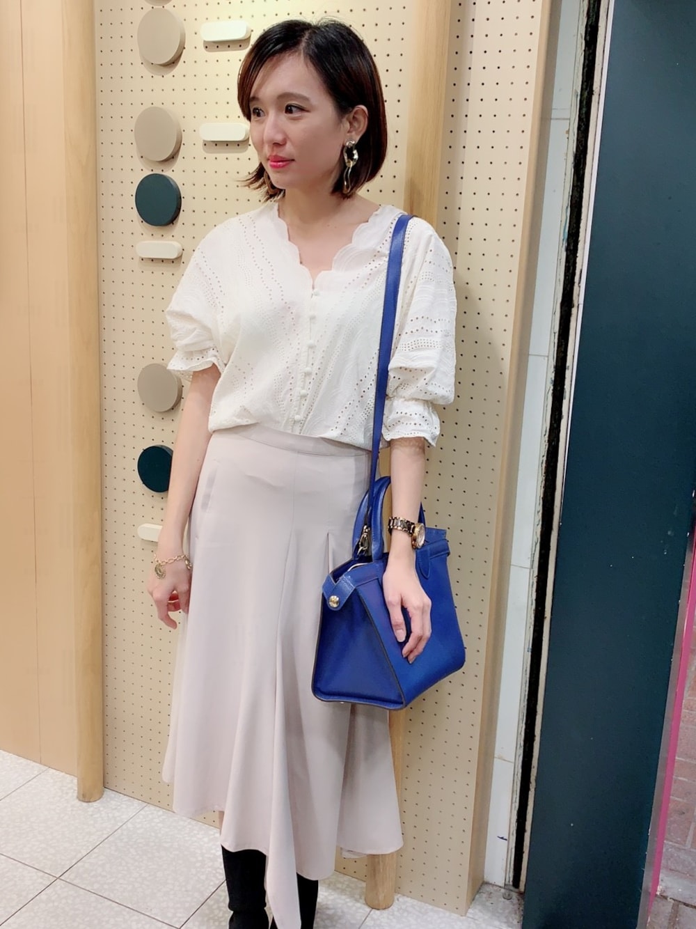 「LONGCHAMPのアイテム（トートバッグ、ブルー系）」を使った、哲さん（レディース・158cm）の冬コーディネートの1枚目の写真