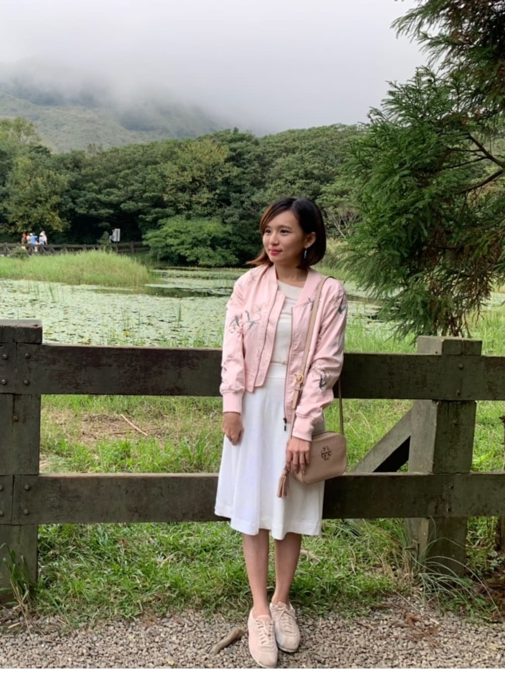「TORY BURCHのアイテム（ショルダーバッグ、ピンク系）」を使った、哲さん（レディース・158cm）の冬コーディネートの1枚目の写真