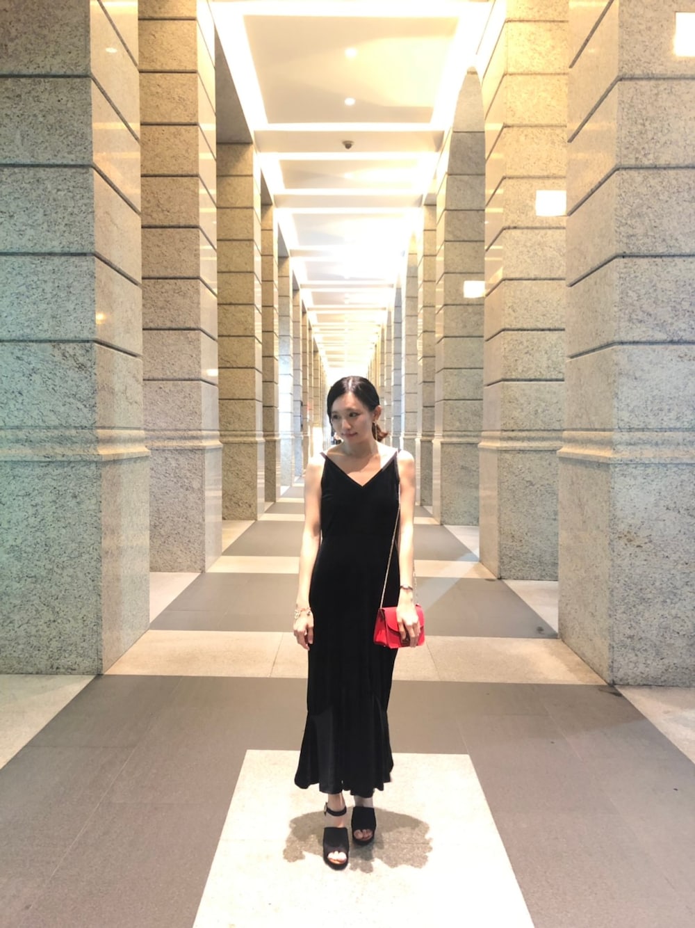 「FURLAのアイテム（ショルダーバッグ、レッド系）」を使った、哲さん（レディース・158cm）の秋コーディネートの1枚目の写真
