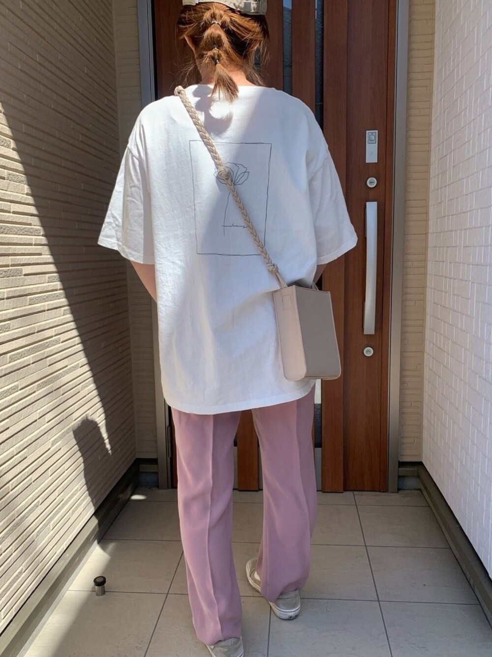 「ショルダーバッグ、スニーカー、ピンク、フレアパンツ、バックプリント、白Tシャツ、キャップ、にゃー、VANS」｜「LOWRYS FARMのＡＲＴプリントＴＥＥ　877226（Tシャツ/カットソー、ホワイト系）」を使った、Rさん（レディース・156cm）の春コーディネートの1枚目の写真