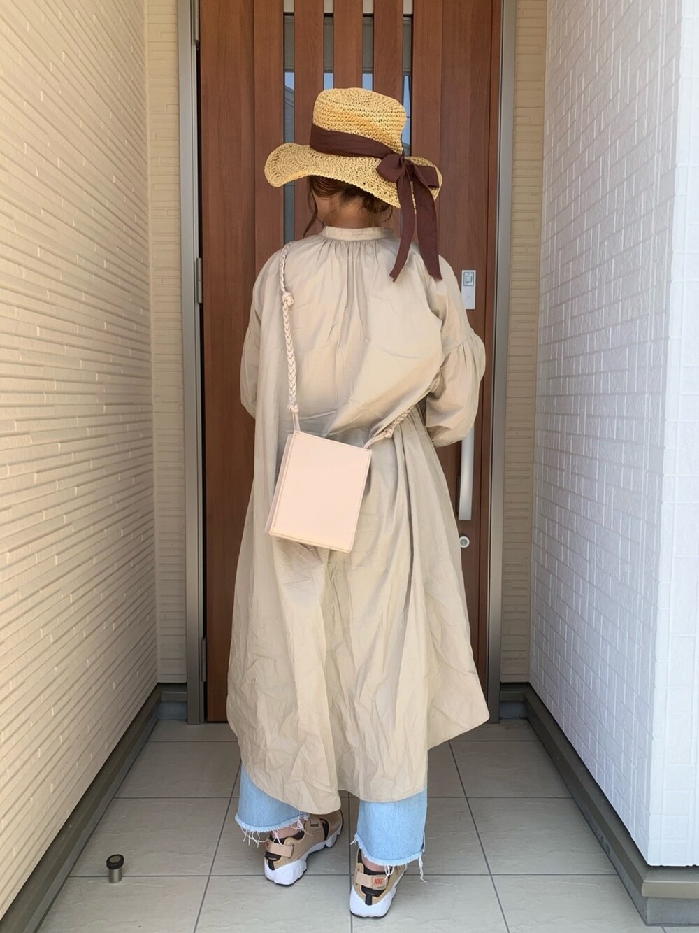 「休日スタイル、ショルダーバッグ、夏、シャツワンピ、エアリフト、帽子、デニムパンツ、むぎわら帽子」｜「Heatherのカギバリリボンハット　873892（ハット、ベージュ系）」を使った、Rさん（レディース・156cm）の夏コーディネートの1枚目の写真