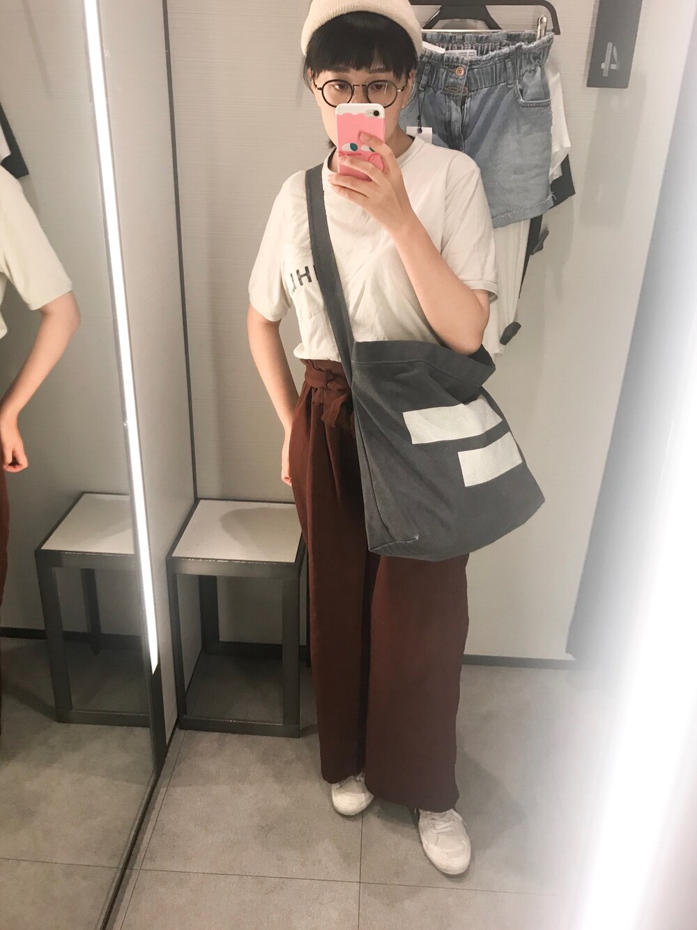 「MARGARET HOWELLのアイテム（Tシャツ/カットソー、ホワイト系）」を使った、妏倢さん（レディース・162cm）の春コーディネートの1枚目の写真
