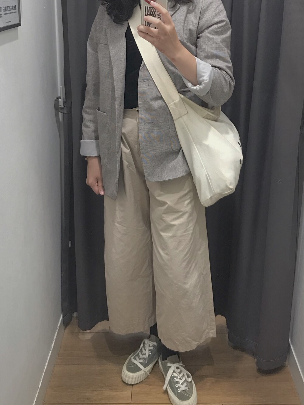「UNIQLOのベロアプルオーバー（5分袖）（Tシャツ/カットソー、ブラック系）」を使った、妏倢さん（レディース・162cm）の秋コーディネートの1枚目の写真