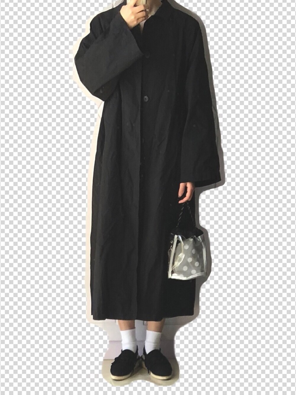 ブラック系のジャケット/アウター、ホワイト系のトートバッグ、ブラック系のサンダルを着用したレディースの秋コーディネートの1枚目の写真