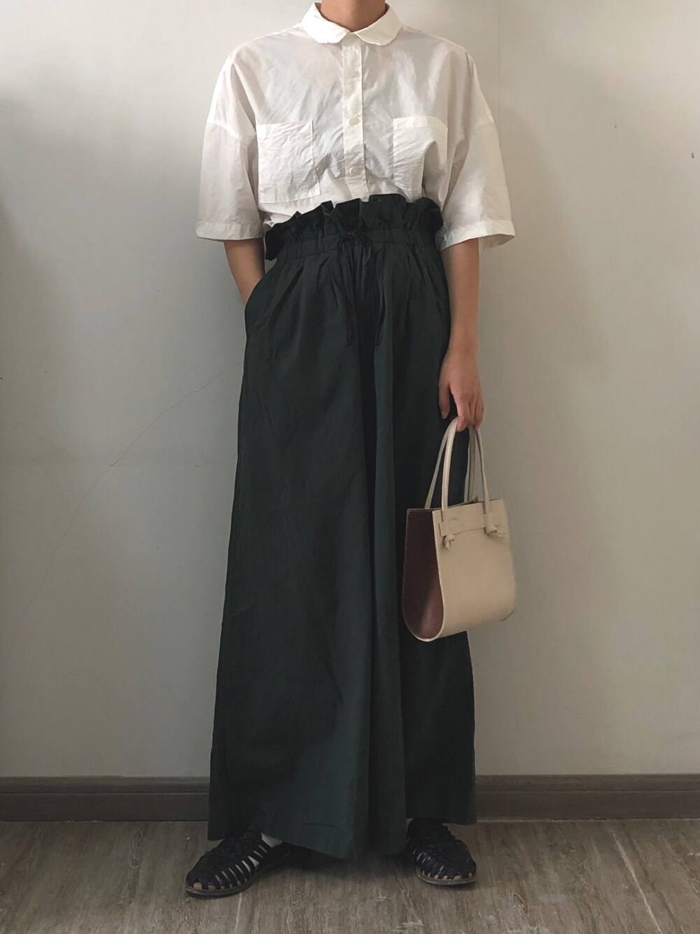 ホワイト系のシャツ/ブラウス、グリーン系のその他パンツ、ホワイト系のトートバッグを着用したレディースの夏コーディネートの1枚目の写真