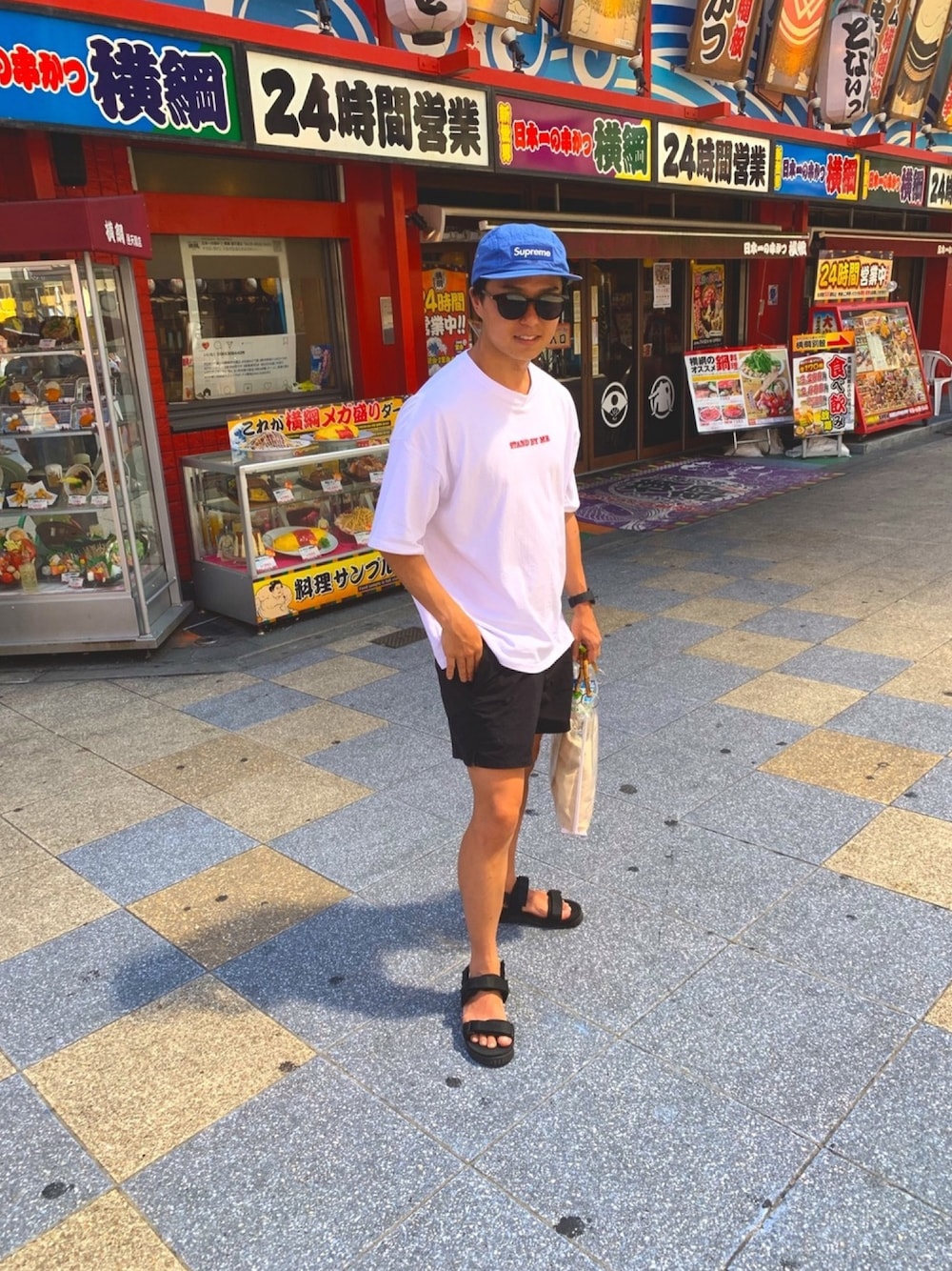 「シンプルコーデ、夏、ショーツ、シュプリーム、キャップ、スポーツサンダル、白Tシャツ、クリアバッグ、THE NORTH FACE、ootd」｜「FREAK'S STOREのアイテム（Tシャツ/カットソー、ホワイト系）」を使った、いーけんさん（メンズ・168cm）の夏コーディネートの1枚目の写真