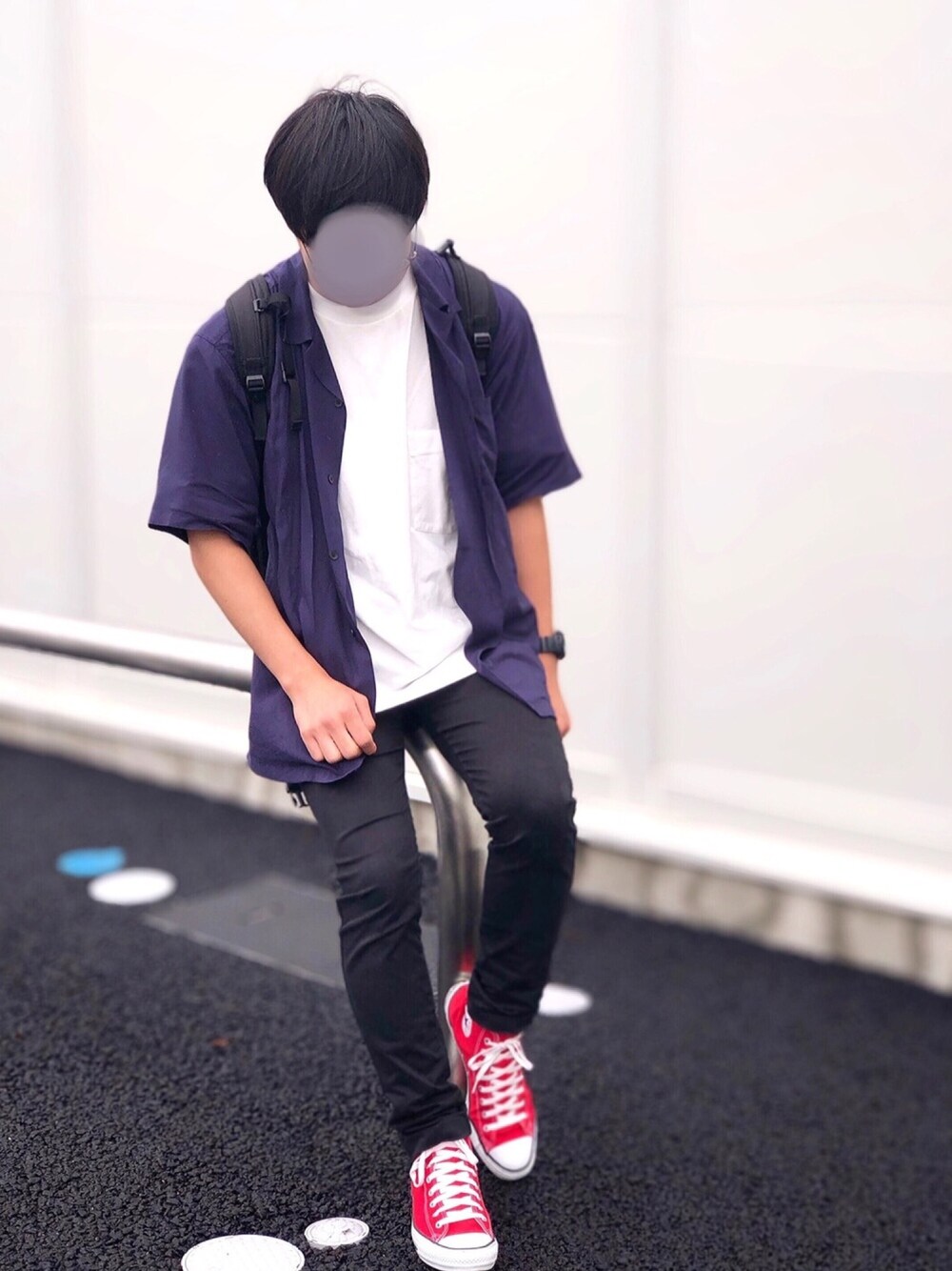 「夏コーデ、スニーカーコーデ、開襟シャツ、コンバース、白Tシャツ、シンプルコーデ、UNIQLO、GU、黒スキニー、ネイビー」｜「UNIQLOのウルトラストレッチドライクルーネックＴ（長袖）（Tシャツ/カットソー、ホワイト系）」を使った、yadaさん（メンズ・175cm）の夏コーディネートの1枚目の写真