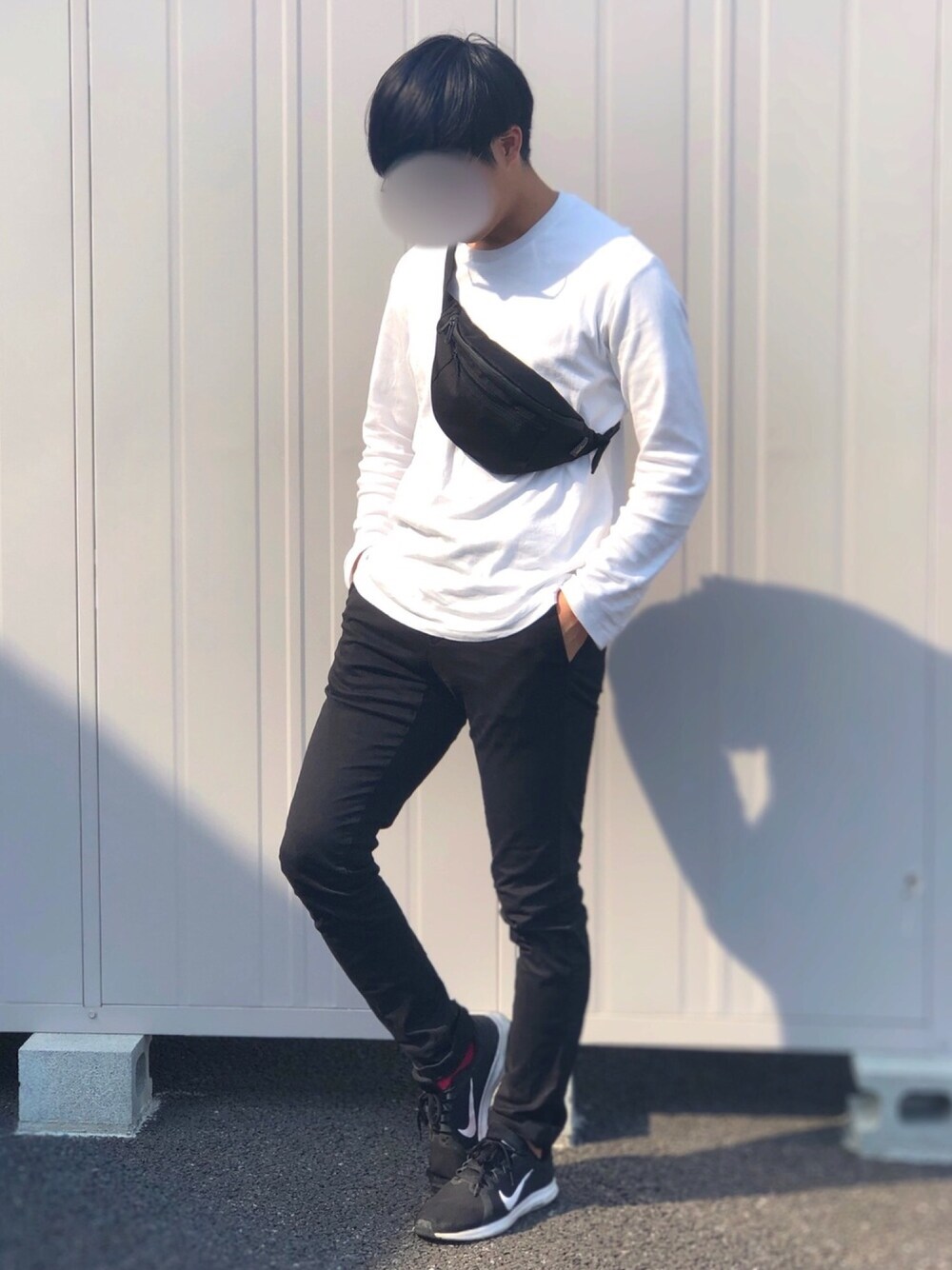 「モノトーン、白Tシャツ、黒スキニー、NIKE、UNIQLO、GU、ウエストポーチ、ボディバッグ、シンプル」｜「GUのアイテム（ボディバッグ/ウエストポーチ、ブラック系）」を使った、yadaさん（メンズ・176cm）の春コーディネートの1枚目の写真