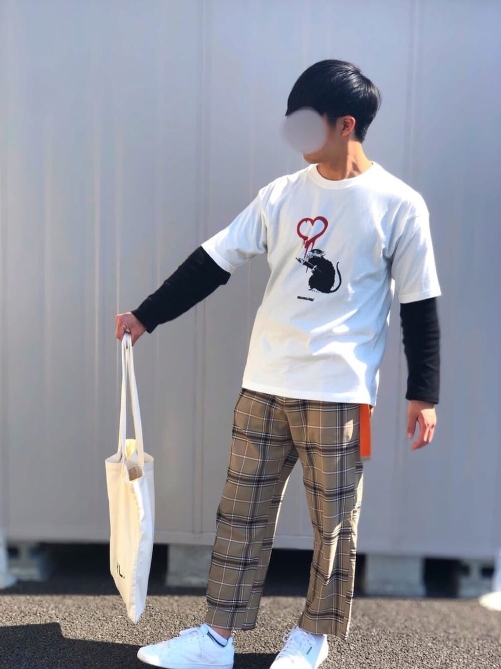 「チェックパンツ、プリントT、トートバッグ、ガチャベルト、重ね着、シンプル、春、スニーカーコーデ、レイヤードスタイル、おしゃれさんと繋がりたい」｜「RAGEBLUEのグラフィックショートスリーブTシャツ バンクシー/833634（Tシャツ/カットソー、ホワイト系）」を使った、yadaさん（メンズ・176cm）の春コーディネートの1枚目の写真