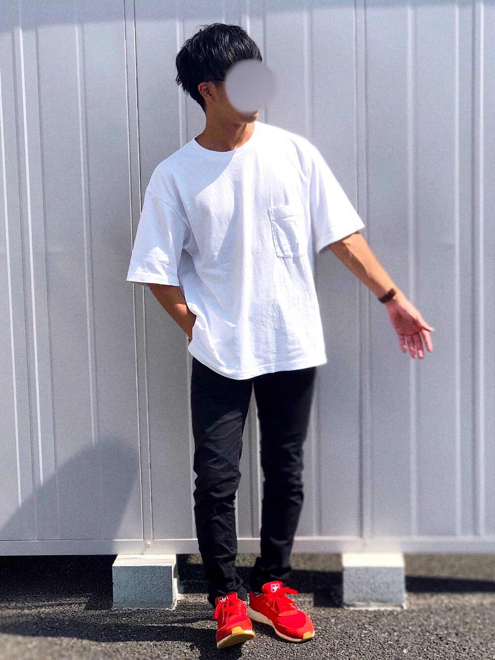 「シンプル、白Tシャツ、黒スキニー、赤、UNIQLO、adidas、ice watch、プチプラコーデ、ビッグT」｜「UNIQLOのオーバーサイズクルーネックT（半袖）（Tシャツ/カットソー、ホワイト系）」を使った、yadaさん（メンズ・176cm）の夏コーディネートの1枚目の写真