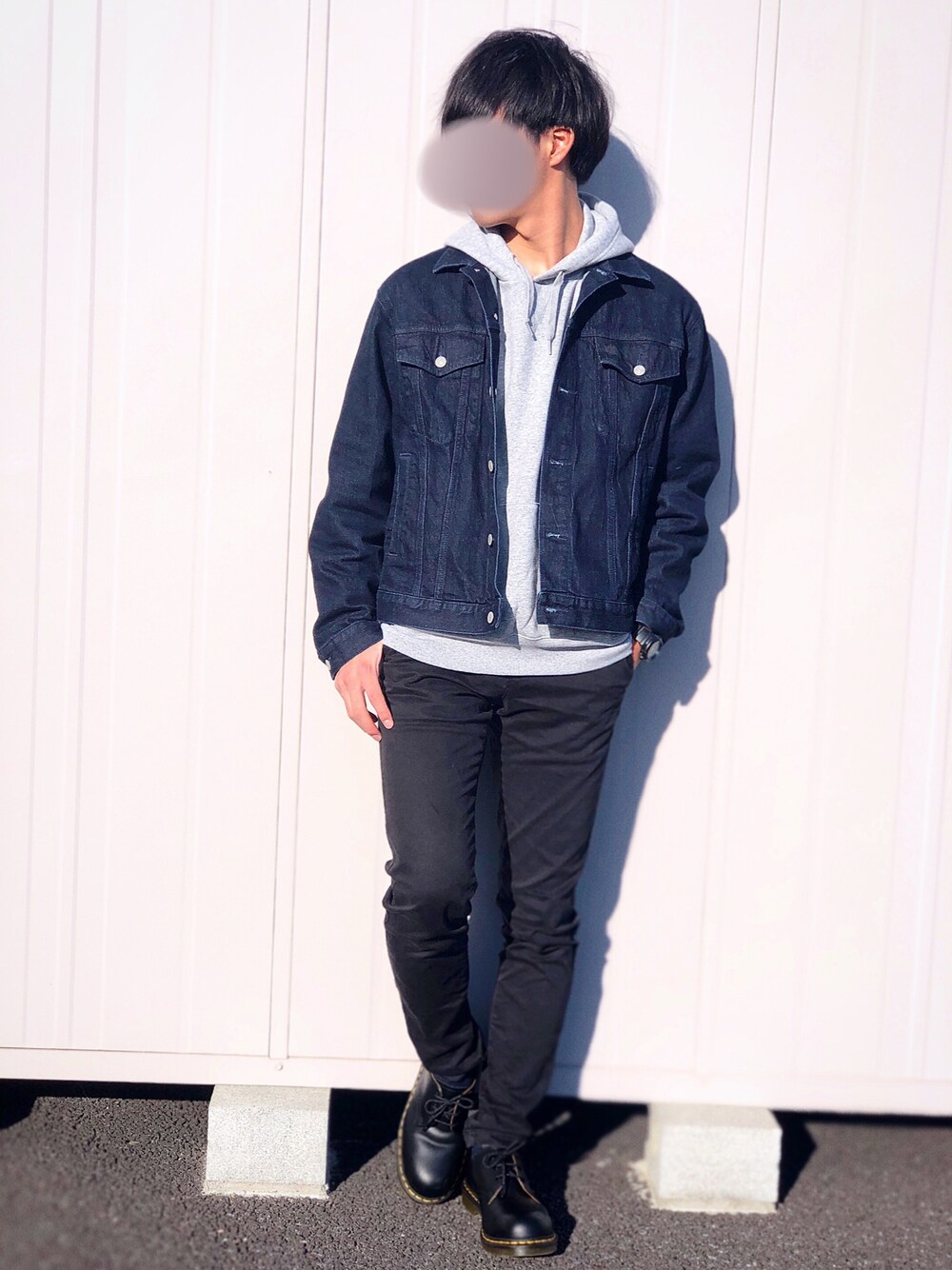 「秋コーデ、UNIQLO、パーカー、グレー、黒スキニー、Dr.Martens、GU、Gジャン、シンプル、カジュアル」｜「Dr. MartensのDr.Martens ドクターマーチン 1461Z 3EYE GIBSON SHOE 3ホール ギブソン シューズ 11838002 BLACK（ブーツ、ブラック系）」を使った、yadaさん（メンズ・176cm）の秋コーディネートの1枚目の写真