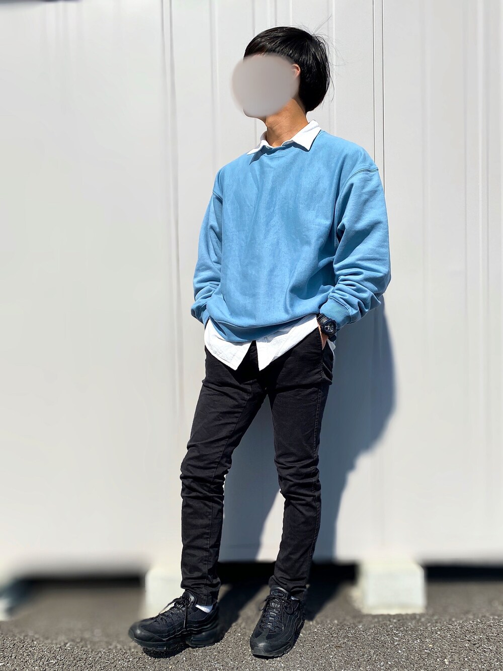 「パステル映える春、春、サックスブルー、スウェット、UNIQLO、WEGO、エアマックス、トリコロール、黒スキニー、白シャツ」｜「WEGOのWEGO/カラービッグシルエットプルオーバースウェット（スウェット、ブルー系）」を使った、yadaさん（メンズ・176cm）の春コーディネートの1枚目の写真