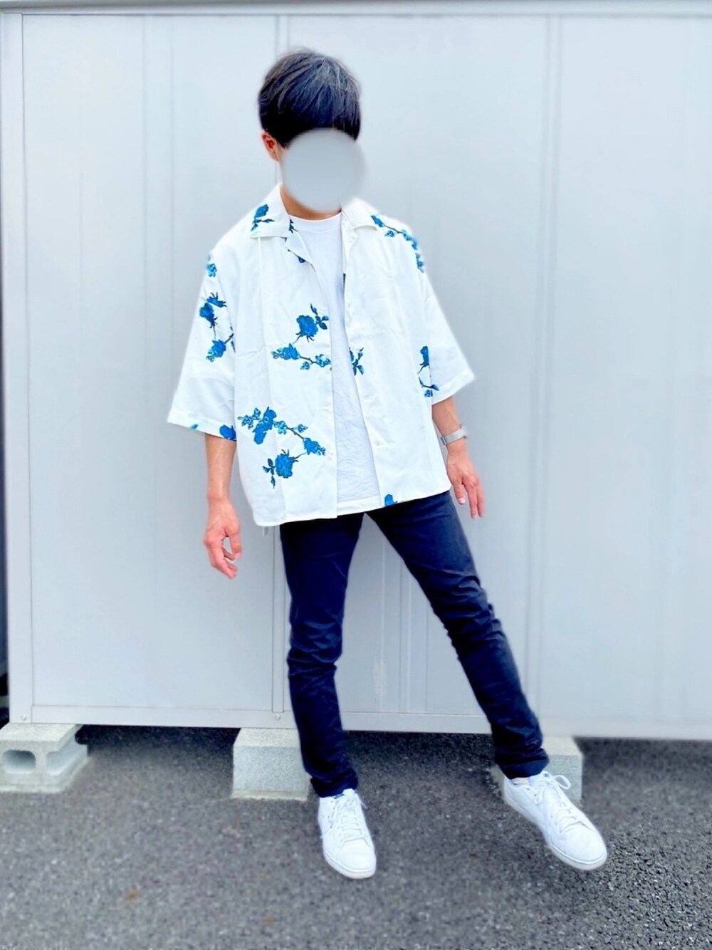 「夏、柄シャツ、ビッグシルエット、黒スキニー、シンプルコーデ、リーボック(Reebok)、UNIQLO、adidas、INTERFACTORY、白Tシャツ」｜「INTER FACTORYのファッションインフルエンサー ユウト × INTER FACTORY　ローズフラワーオープンカラービッグシャツ（シャツ/ブラウス、ホワイト系）」を使った、yadaさん（メンズ・177cm）の夏コーディネートの1枚目の写真
