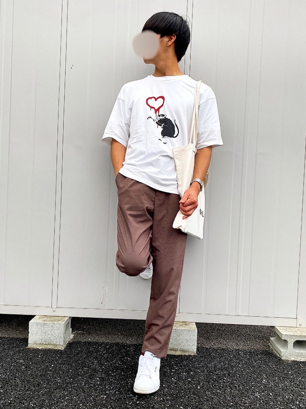 「バンクシー、アンクルパンツ、UNIQLO、MHL.、RAGEBLUE、reebok、トートバッグ、プリントT、白Tシャツ、スニーカー」｜「RAGEBLUEのグラフィックショートスリーブTシャツ バンクシー/833634（Tシャツ/カットソー、ホワイト系）」を使った、yadaさん（メンズ・177cm）の夏コーディネートの1枚目の写真