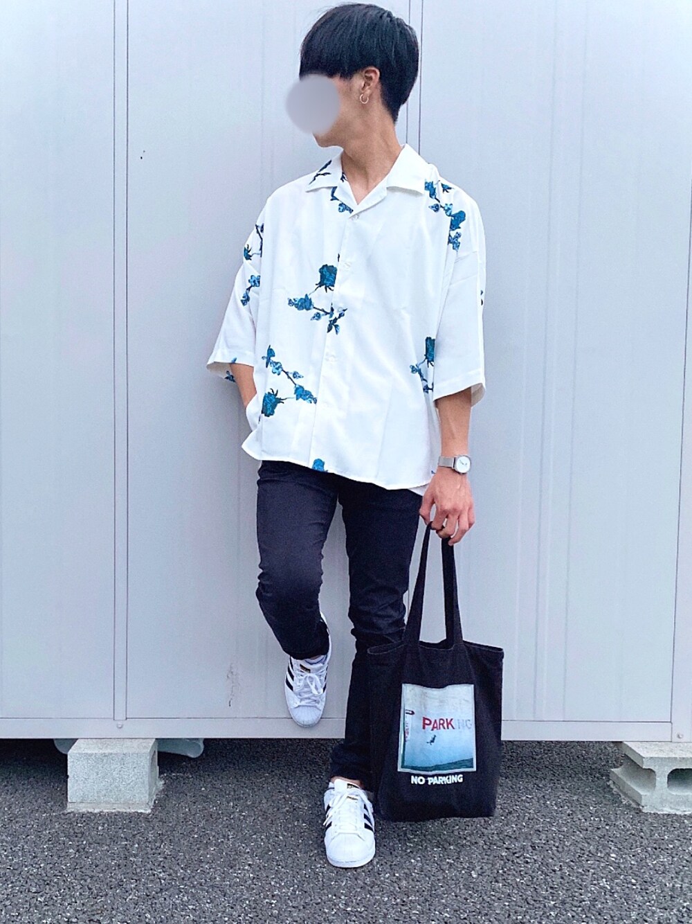 「黒スキニー、バラ柄、白シャツ、トートバッグ、スニーカー、スーパースター、INTERFACTORY、ユニクロ、UNIQLO、プチプラコーデ」｜「INTER FACTORYのファッションインフルエンサー ユウト × INTER FACTORY　ローズフラワーオープンカラービッグシャツ（シャツ/ブラウス、ホワイト系）」を使った、yadaさん（メンズ・177cm）の秋コーディネートの1枚目の写真