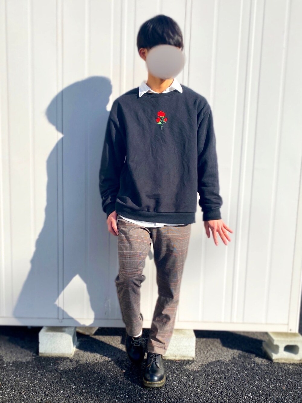 「Dr.Martens、UNIQLO、adrer、RAGEBLUE、adidas、プチプラコーデ、ブラウンコーデ、スウェット、シャツスタイル、冬コーデ」｜「ADRERのWEARISTA KEI × COOOPER バラシシュウビッグスウェット（スウェット、ブラック系）」を使った、yadaさん（メンズ・178cm）の冬コーディネートの1枚目の写真