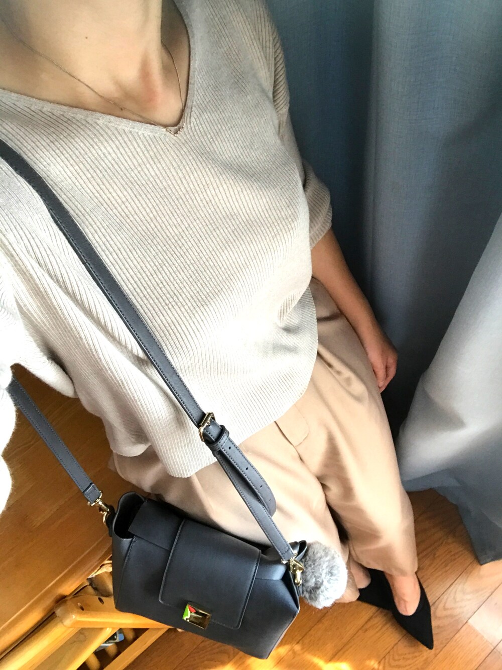 ベージュ系のニット/セーター、ベージュ系のその他パンツ、ブラック系のパンプスを着用したレディースの秋コーディネートの1枚目の写真