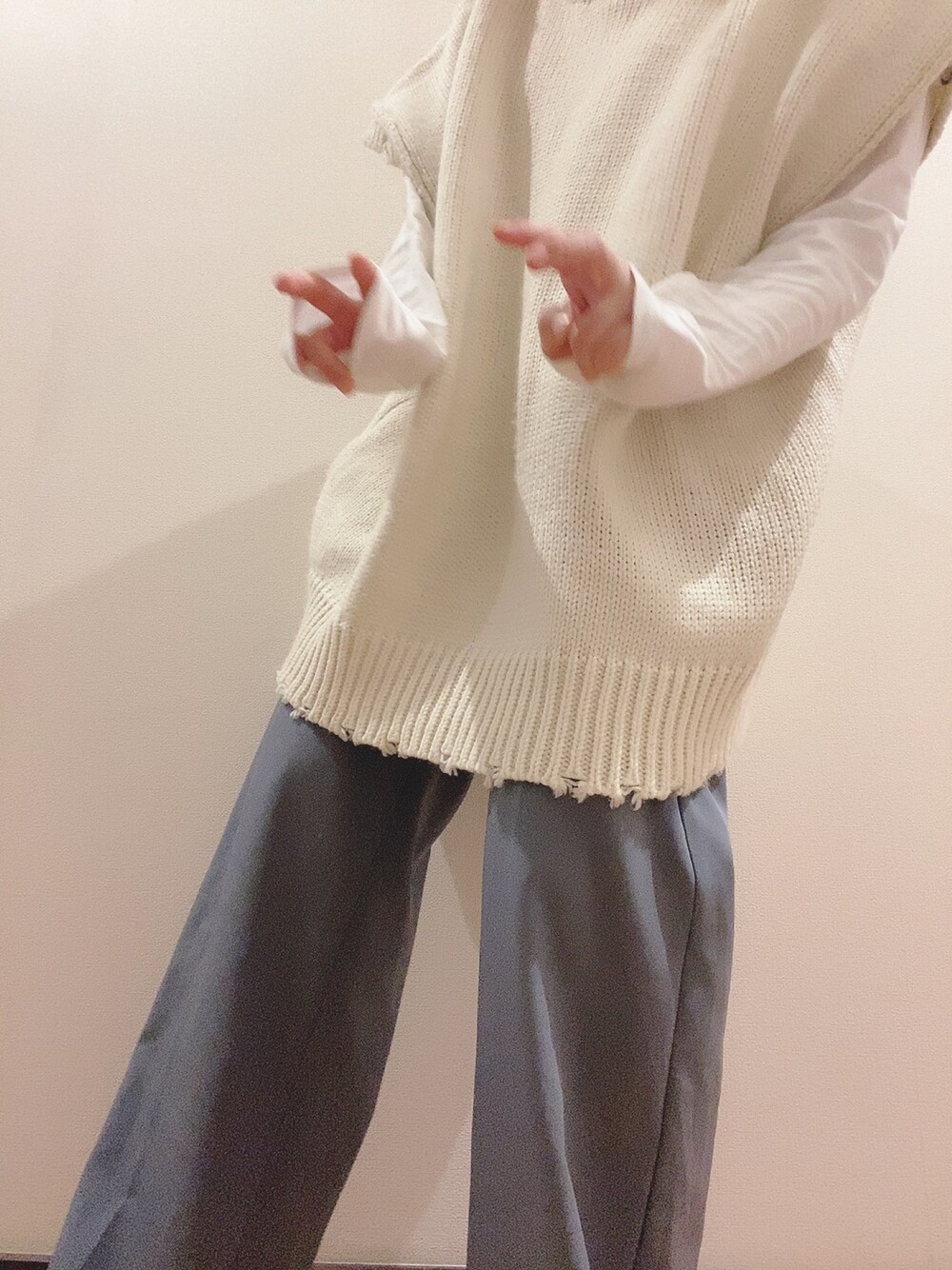 「WHO’S WHO gallery、WEGO、design tshirts store graniph、ootd」｜「WHO'S WHO galleryのダメージマルチウェイニット（ニット/セーター、ホワイト系）」を使った、Yukaさん（レディース・158cm）の秋コーディネートの1枚目の写真