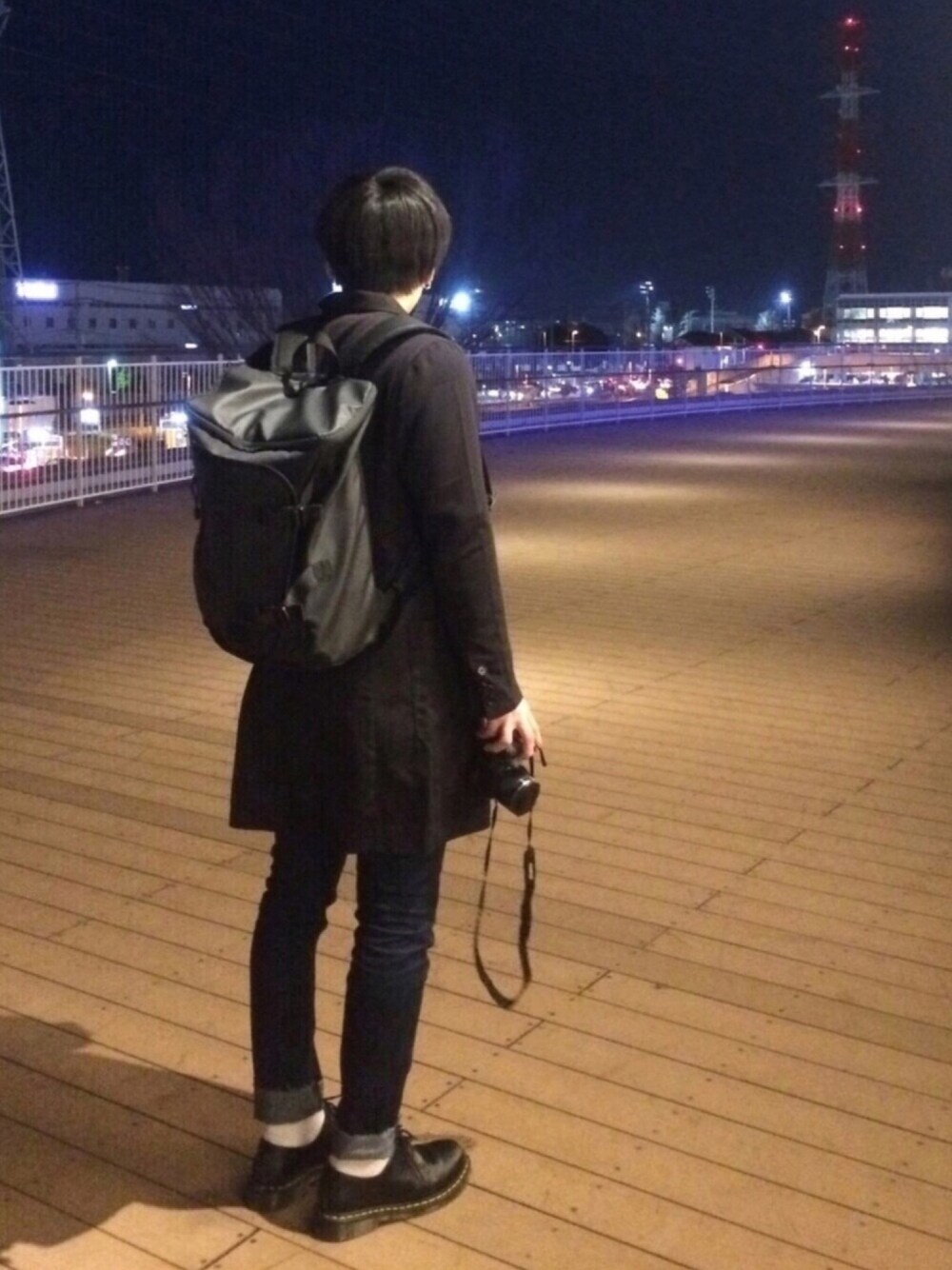 ブラック系のブーツ、ブルー系のパンツ、ブラック系のチェスターコートを着用したメンズの春コーディネートの1枚目の写真