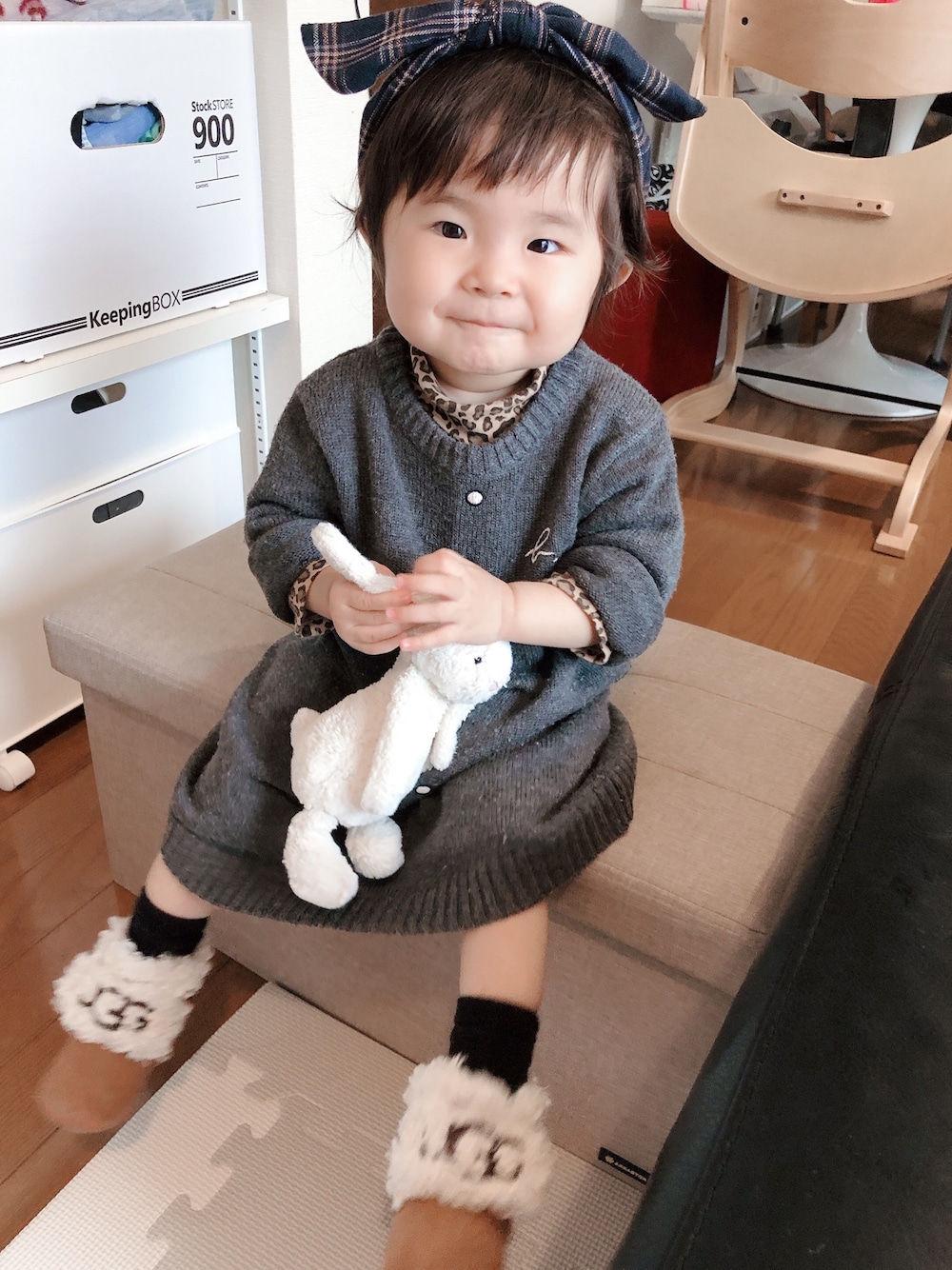 「ひょう柄、ニットワンピース、アニエスベー、ベビーコーデ、女の子、キッズコーデ」｜「agnes b.のLV84 E ROBE　トロンプルイユ　ニットワンピース（ワンピース、グレー系）」を使った、NOLU.(ノル)さん（キッズ・70cm）の秋コーディネートの1枚目の写真