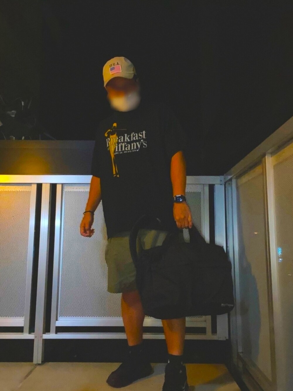 ブラック系のTシャツ/カットソー、ブラック系のバックパック/リュック、グリーン系のカーゴパンツを着用したメンズの夏コーディネートの1枚目の写真