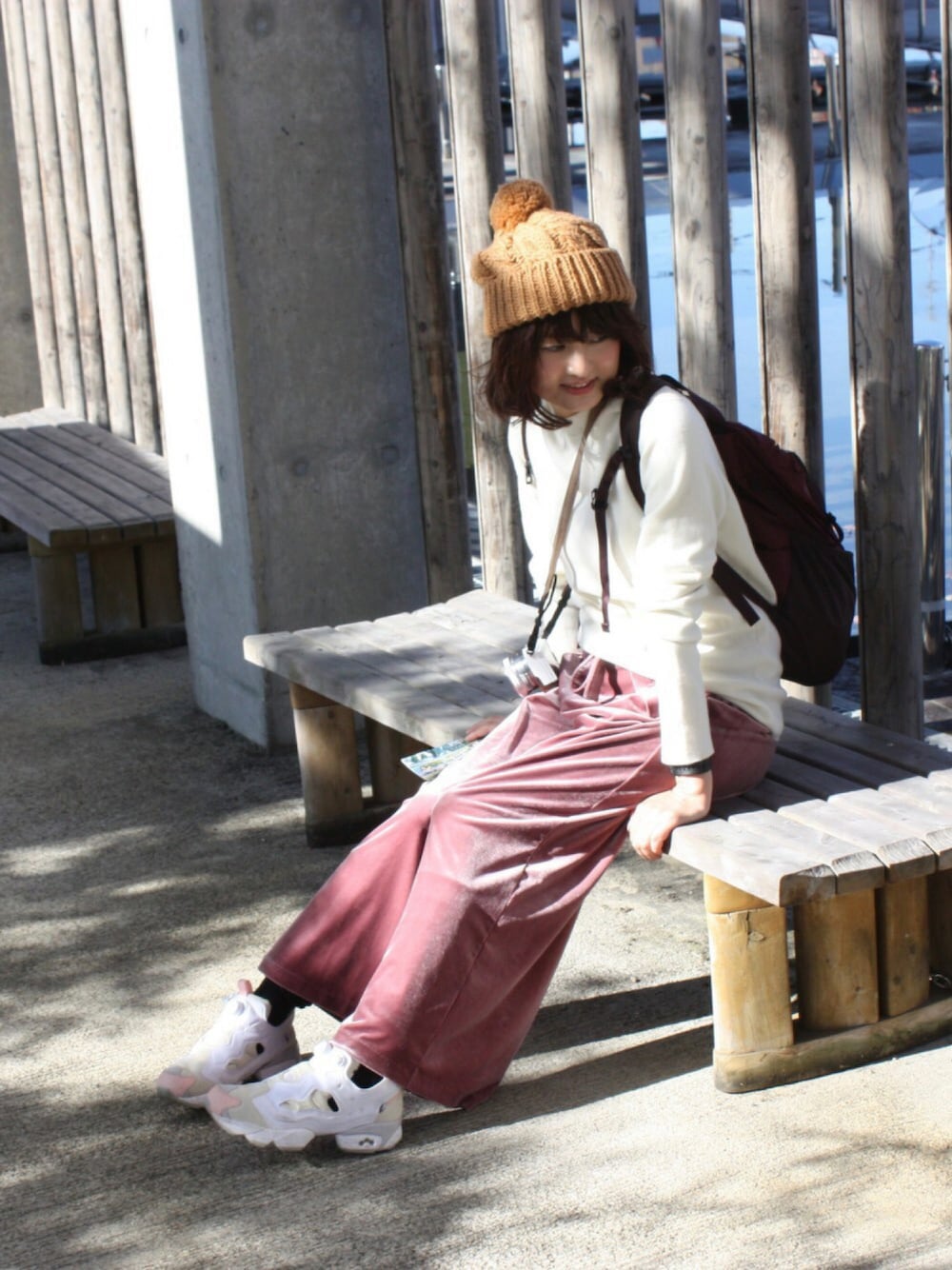 「秋のコーデ、オトナカジュアル、ベロアパンツ、GU、ポンプフューリー、バックパック、旅行、君の名は。、UNIQLO、ポンポン帽子」｜「GUのアイテム（ニットキャップ/ビーニー、ブラウン系）」を使った、ぺこりんごさん（レディース・167cm）の秋コーディネートの1枚目の写真