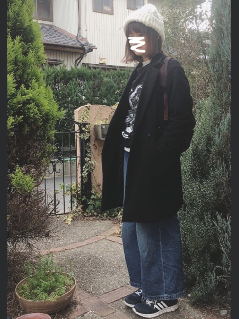 ブラック系のスウェット、ホワイト系のTシャツ/カットソー、ブルー系のデニムパンツを着用したレディースの冬コーディネートの1枚目の写真