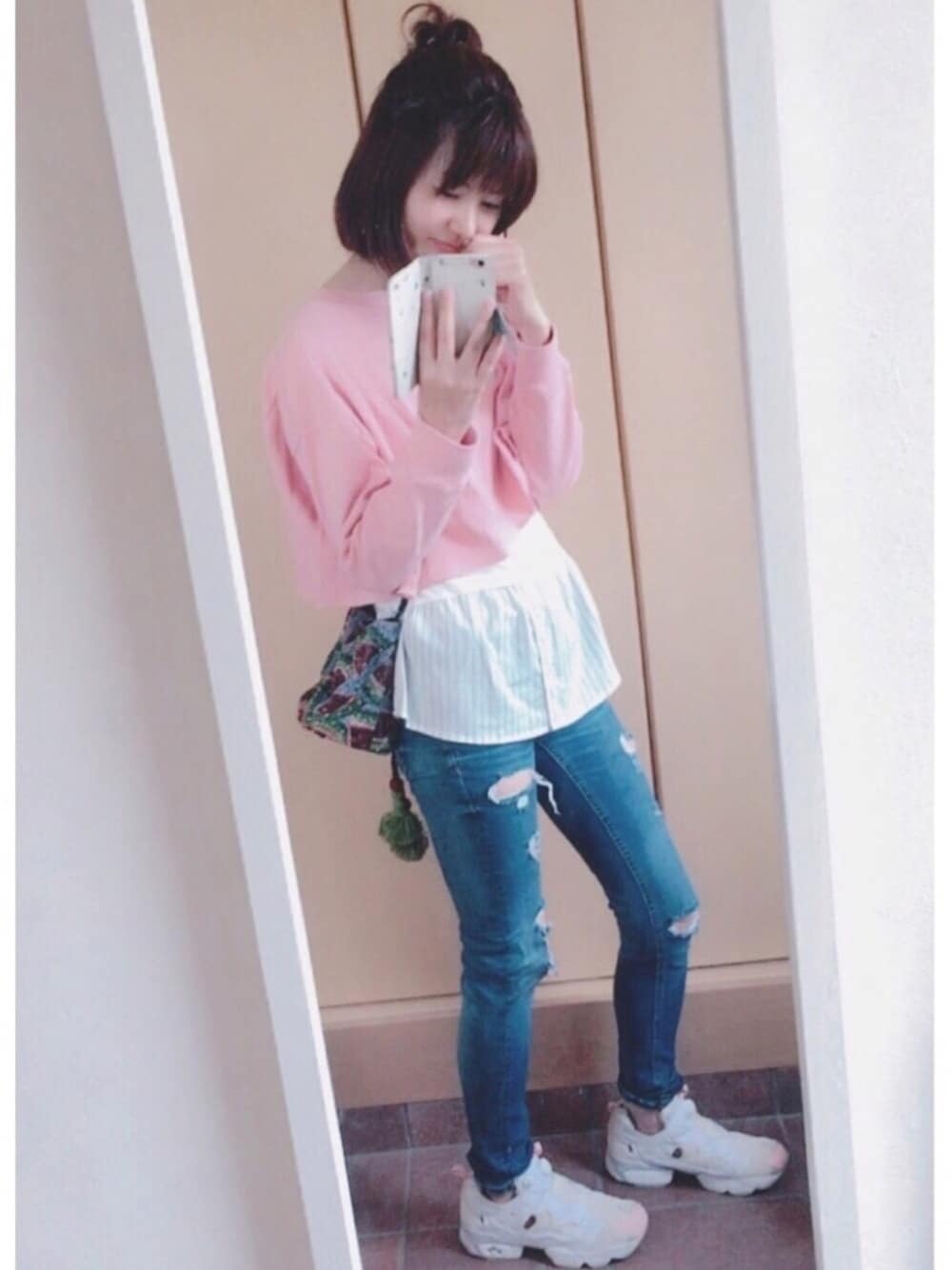 「ドラフトへザー、ドラフトリーボック、スキニーデニム、ポンプフューリー、ザラ、ダメージデニムパンツ、レイヤードスタイル、ビーズバッグ、ユニクロ、ピンク」｜「ZARAのアイテム（スウェット、ピンク系）」を使った、ぺこりんごさん（レディース・167cm）の夏コーディネートの1枚目の写真