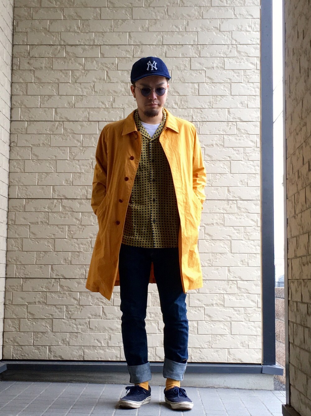 「supreme、name.、A.P.C.、デニム、ロールアップ、イエロー、VANS」｜「Name.のアイテム（ステンカラーコート、イエロー系）」を使った、T-9さん（メンズ・164cm）の冬コーディネートの1枚目の写真