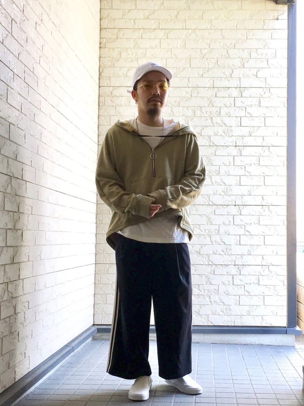 「ラフ、neonsign、VANS、春コーデ、オーバーサイズ」｜「NEONSIGNのアイテム（パーカー、ベージュ系）」を使った、T-9さん（メンズ・164cm）の春コーディネートの1枚目の写真
