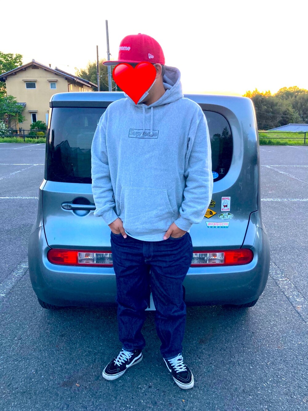 「supreme、VANS、Levi's、スケートスタイル」｜「Supreme のアイテム（キャップ、レッド系）」を使った、マホさんさん（メンズ・182cm）の春コーディネートの1枚目の写真