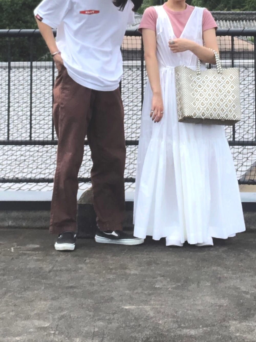 「低身長コーデ、カップル、summer、ootd、ワンピース、ワンピース×スニーカー、スニーカーコーデ、着回しコーデ」｜「H&Mのアイテム（ワンピース、ホワイト系）」を使った、neelu___mikiさん（レディース・149cm）の夏コーディネートの1枚目の写真