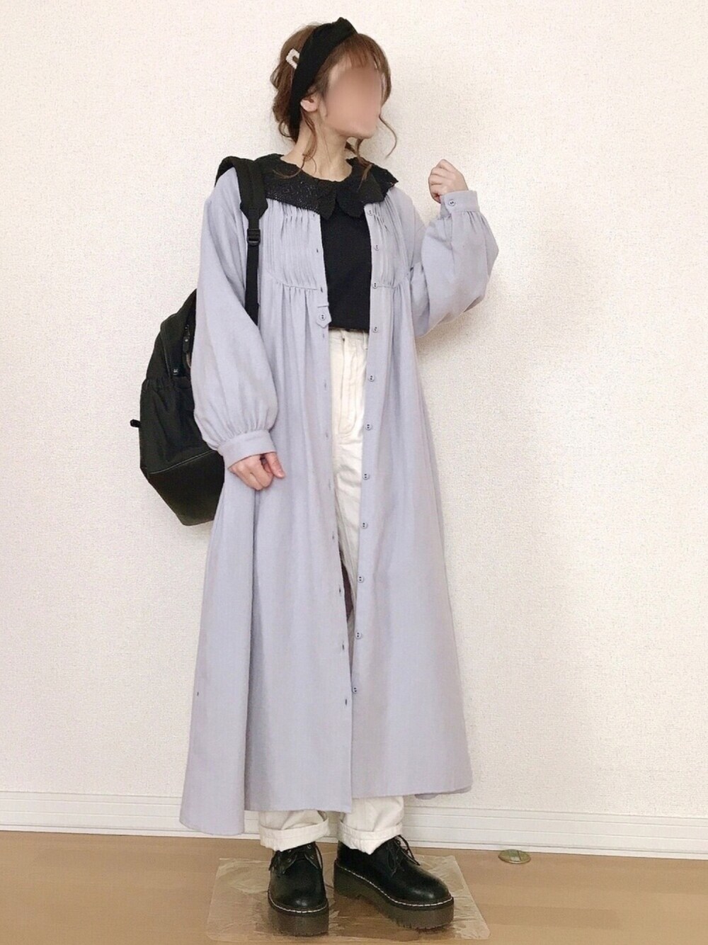 「シンプル、カジュアル、カジュアルコーデ、ボーイッシュ、リュック、シャツワンピ、襟付きトップス、ビッグカラー、白パンツ、春コーデ」｜「Samansa Mos2の切替ピンタックワンピース（ワンピース、ブルー系）」を使った、𝚊𝚛𝚒𝚗𝚊ᙏ̤̫͚.* 𖥧⚘さん（レディース・152cm）の春コーディネートの1枚目の写真